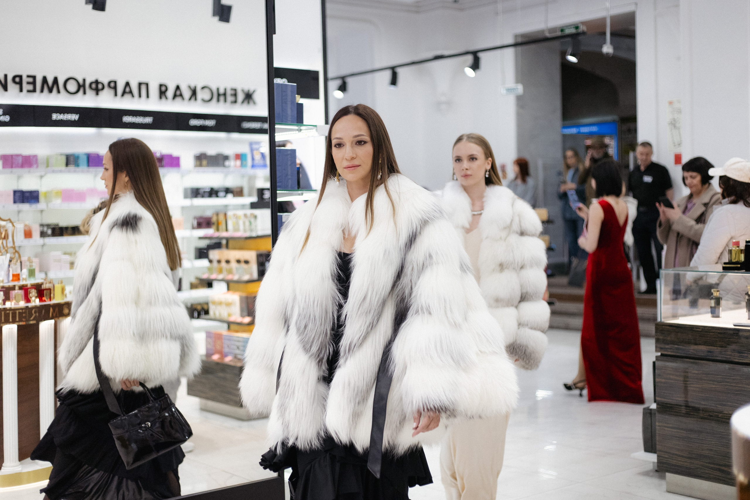 ВЫХОД В СВЕТ. СВОИ. ФОТООТЧЕТЫ-СОБЫТИЯ-МЕСТА