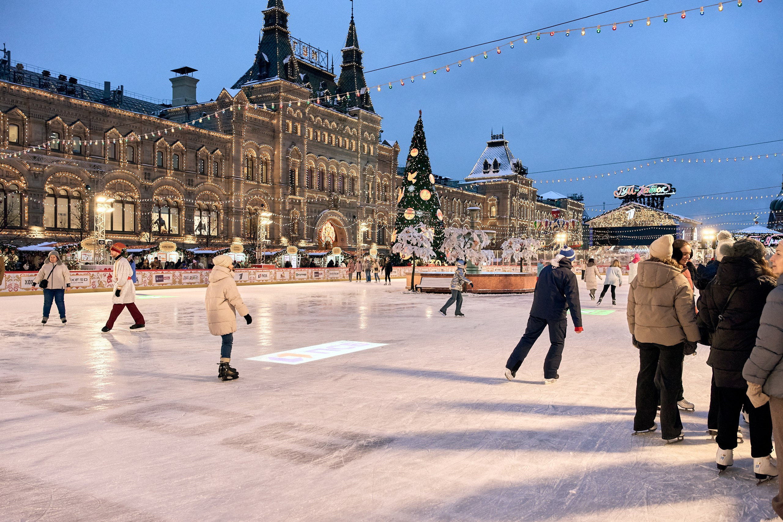 Корпоратив Avon на катке ГУМ. Контент-фотограф в Москве Тима Забабурин