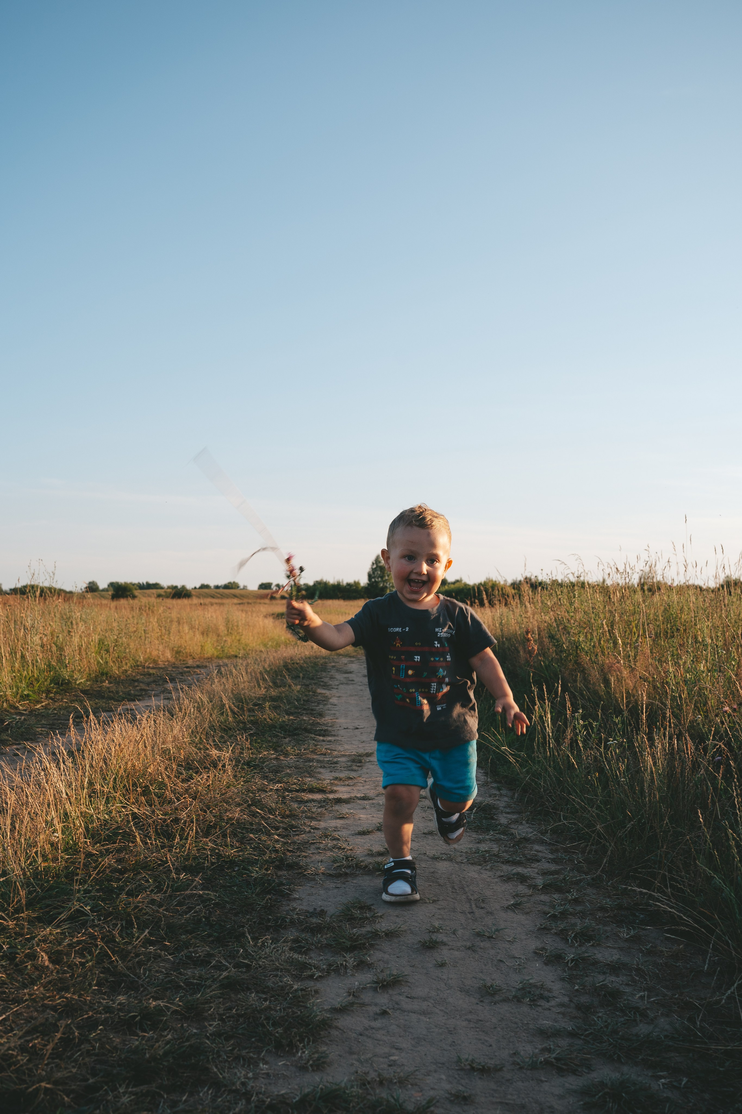 Семейная съемка в поле с ребенком: мама и сын. Фотограф Екатерина Канчалаба