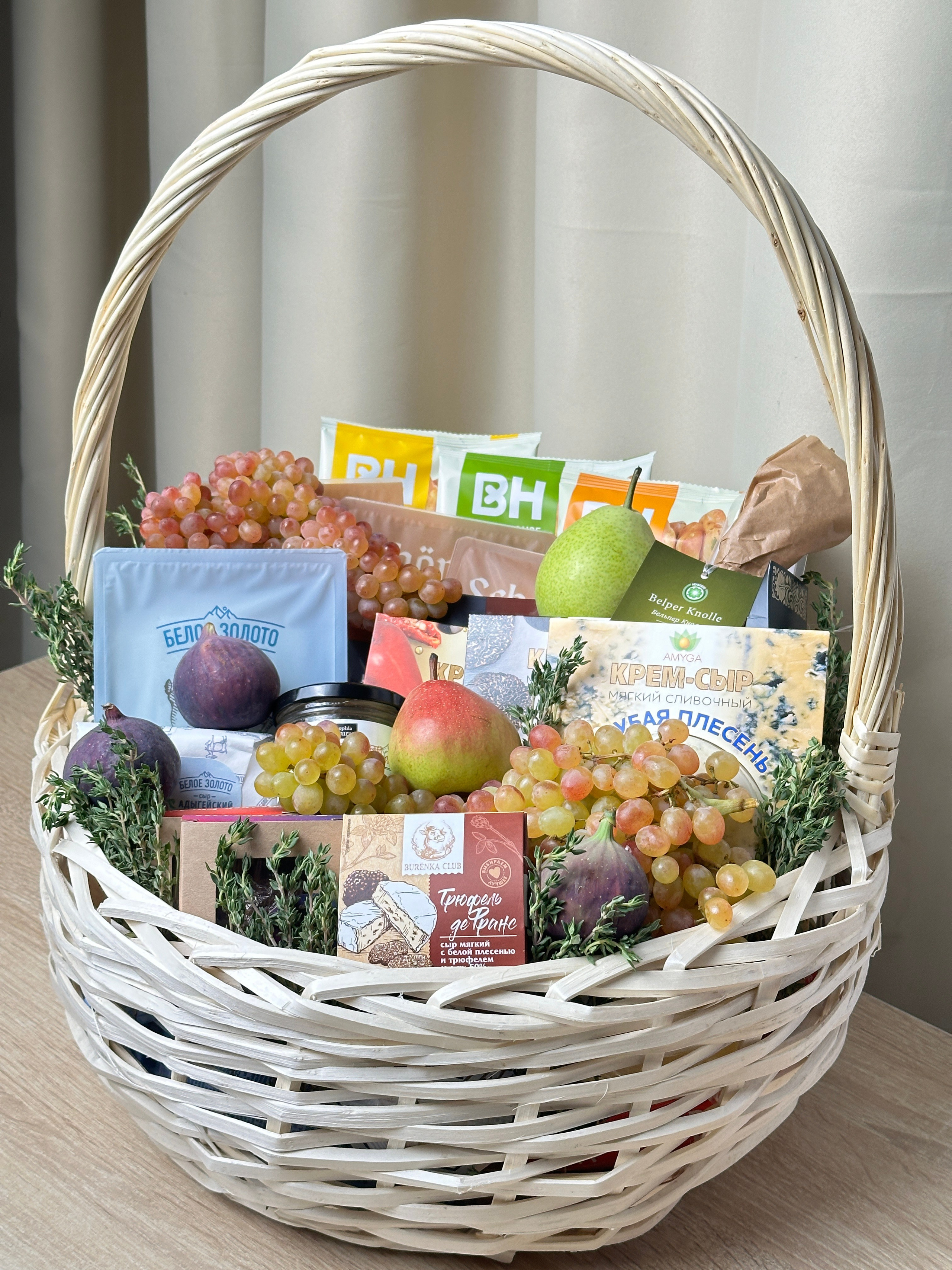 Корзины. Выездной кейтеринг, съедобные букеты, торты и сладости на заказ