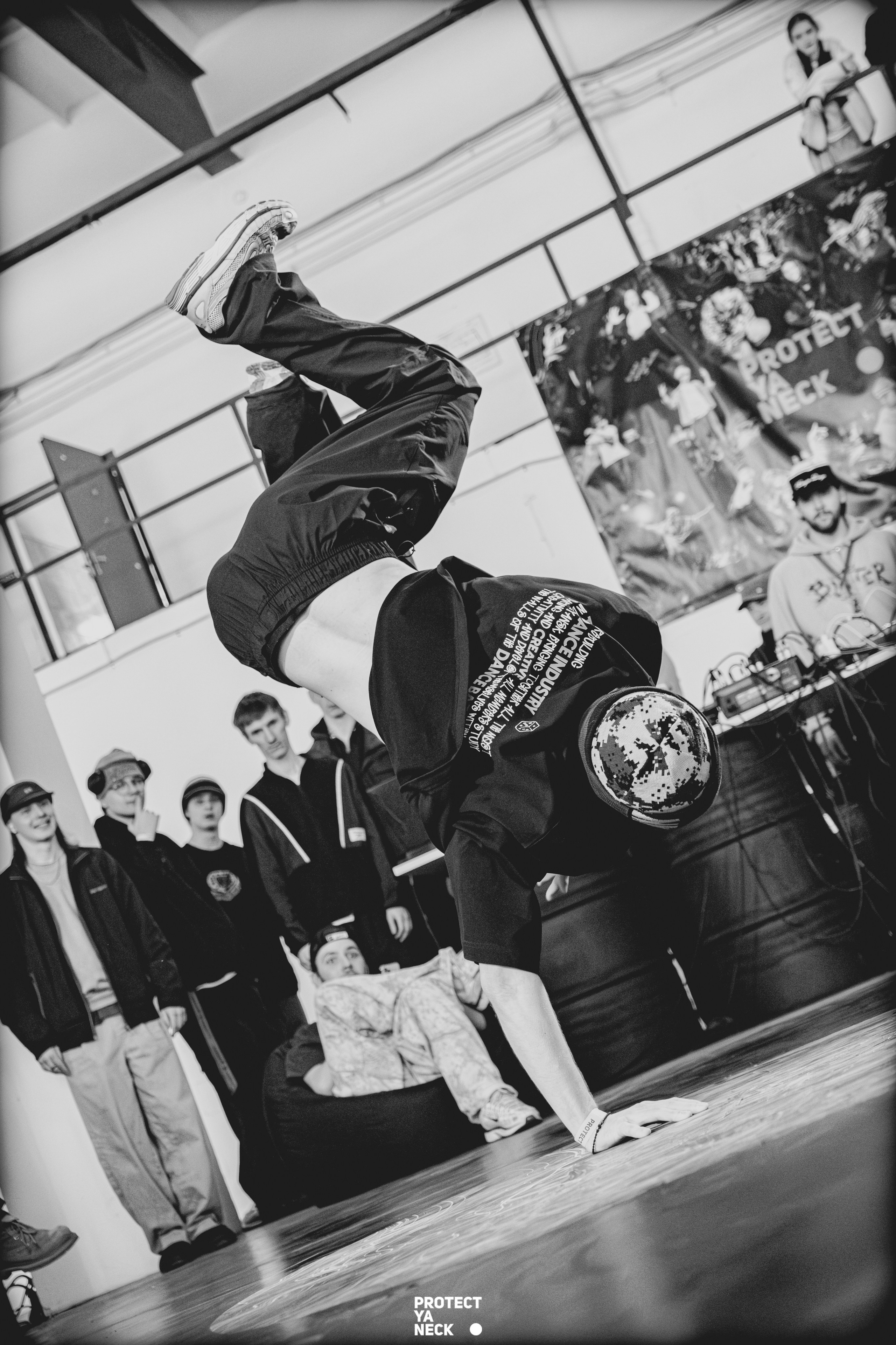 PROTECT YA NECK 22/03 (@youlovebu). Соня бу тебя сфоткала