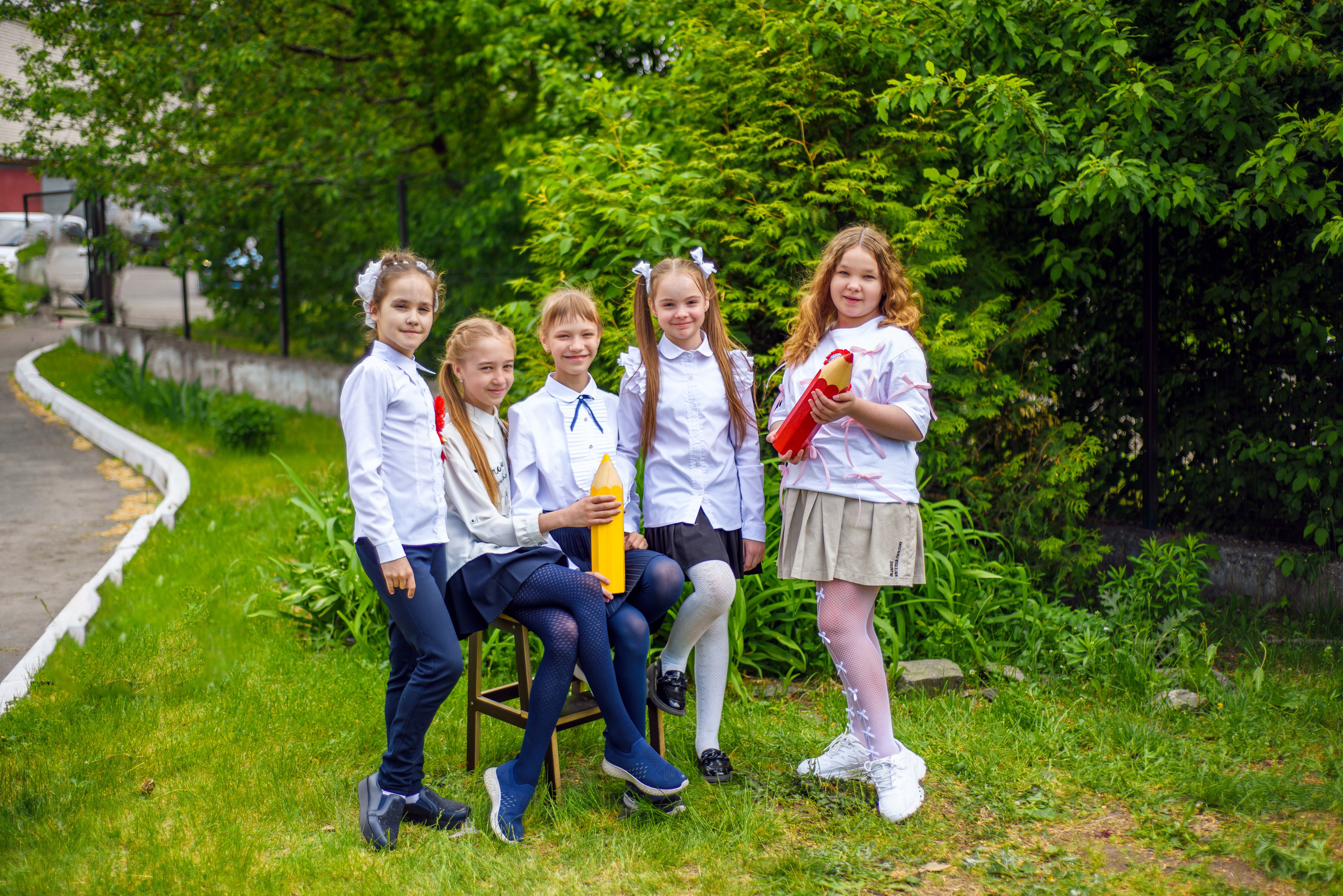 Фотосъемка в школьном саду. Фотограф. Выпускные альбомы в Барнауле