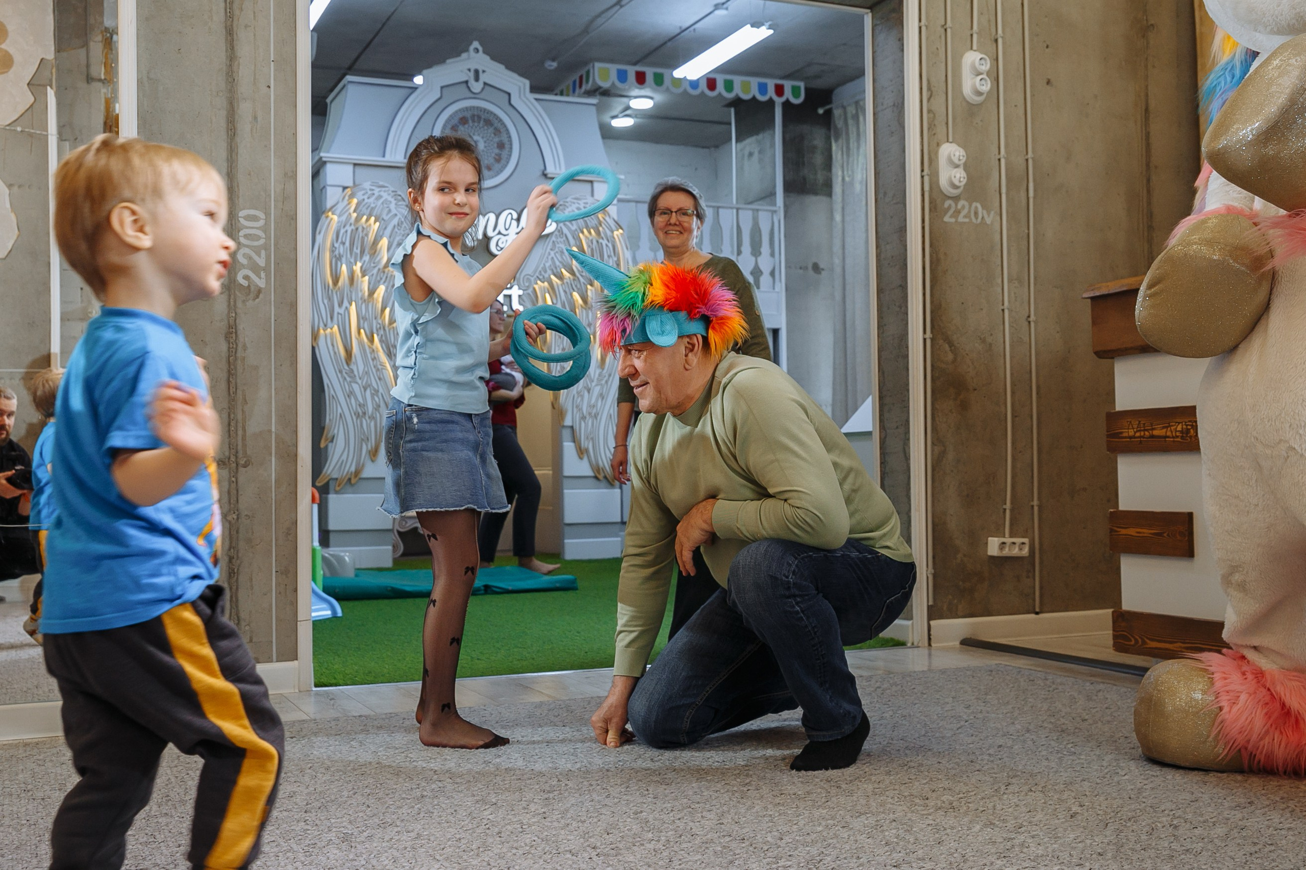 Насте 5 лет, дети играют в Ангел лофт. Событийный фотограф Максим Бескоровайновнов