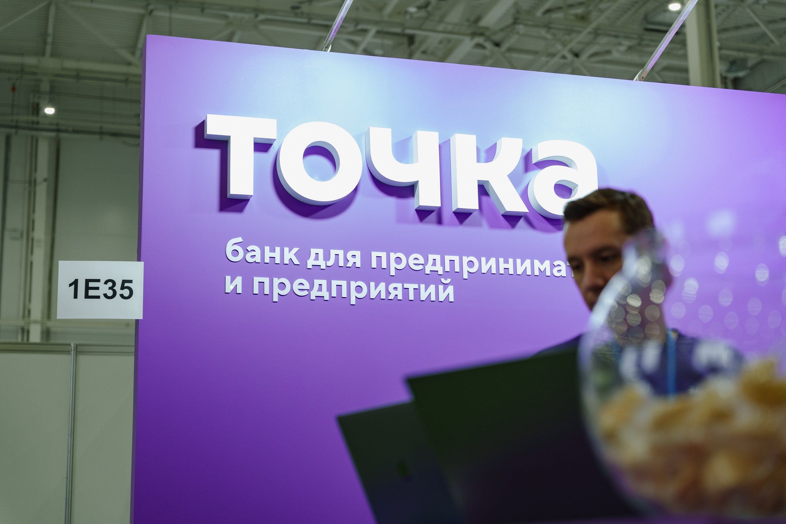 Стенд банка ТОЧКА. Фотограф в Москве и России