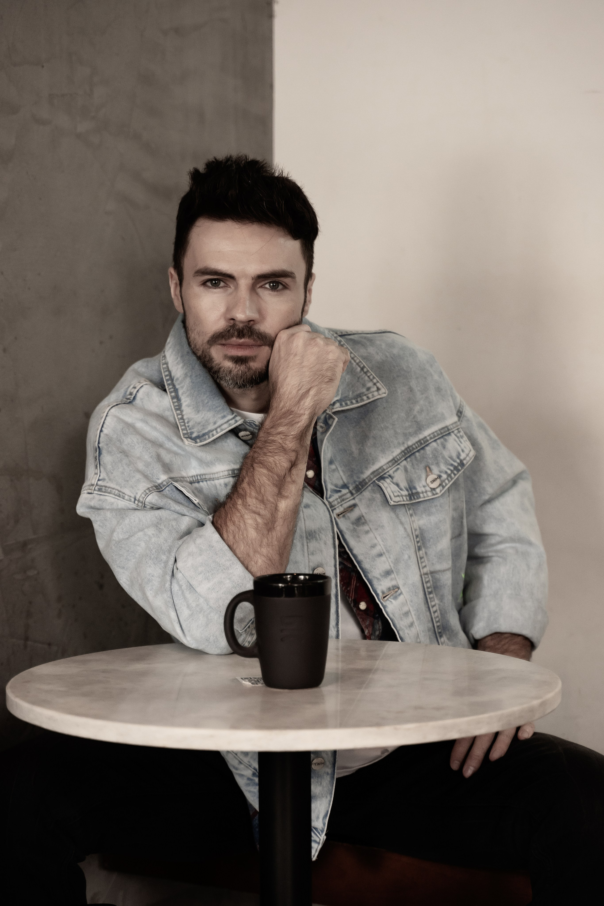 Красавчик в кафе. Главная