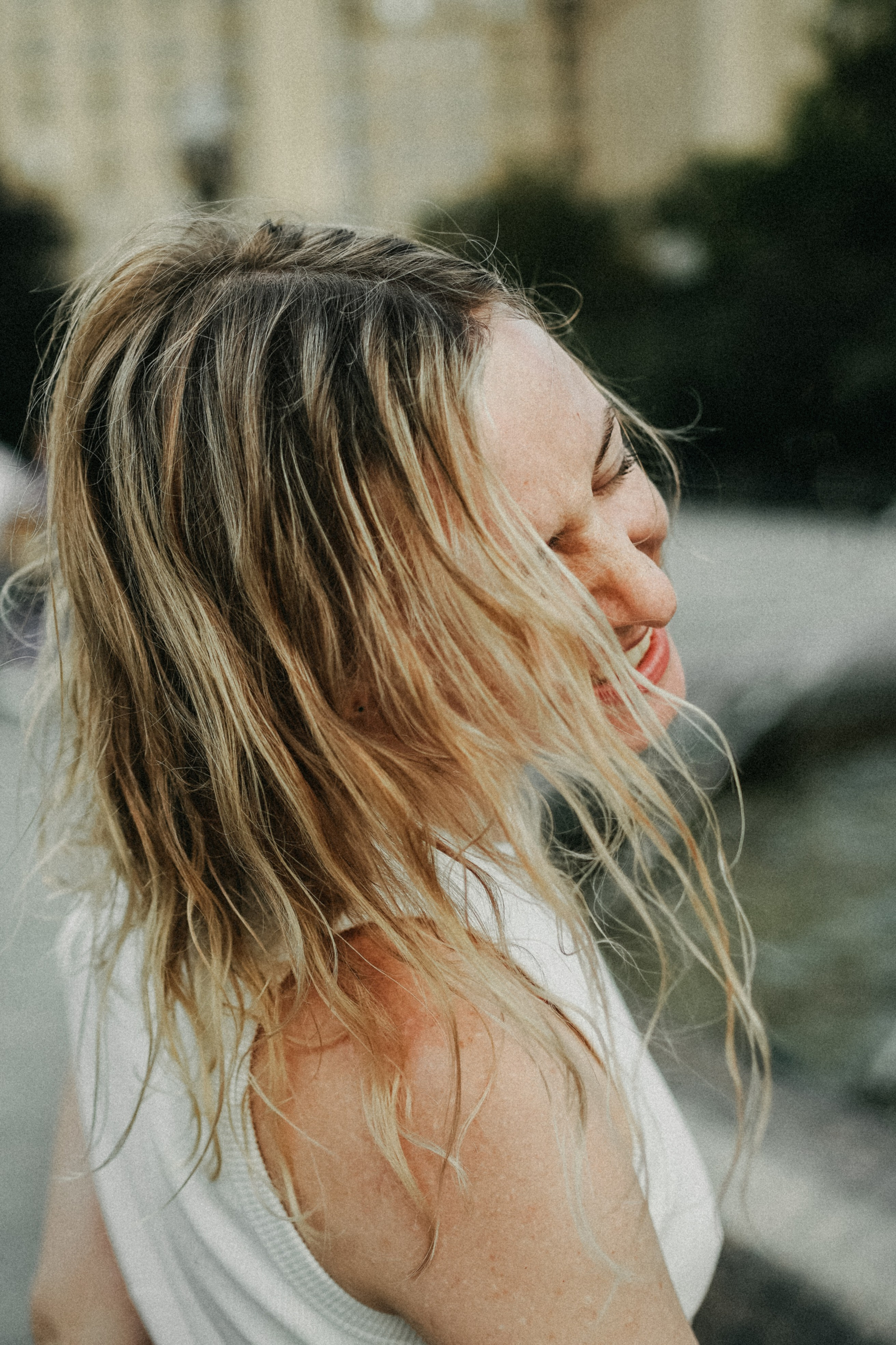 Девушка по городу шагает босиком. Фотограф Наталья Колганова