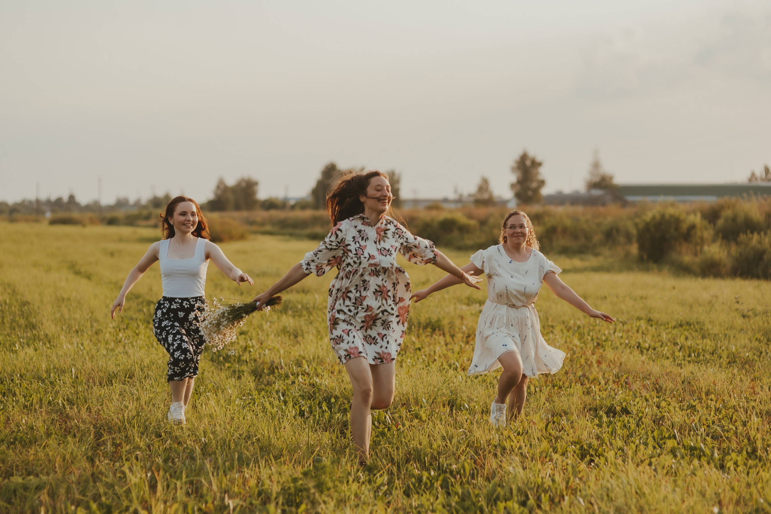 Фотосессия девушек подружек в поле. Свадебный и репортажный фотограф в Ярославле и Санкт-Петербурге Роман Микрюков