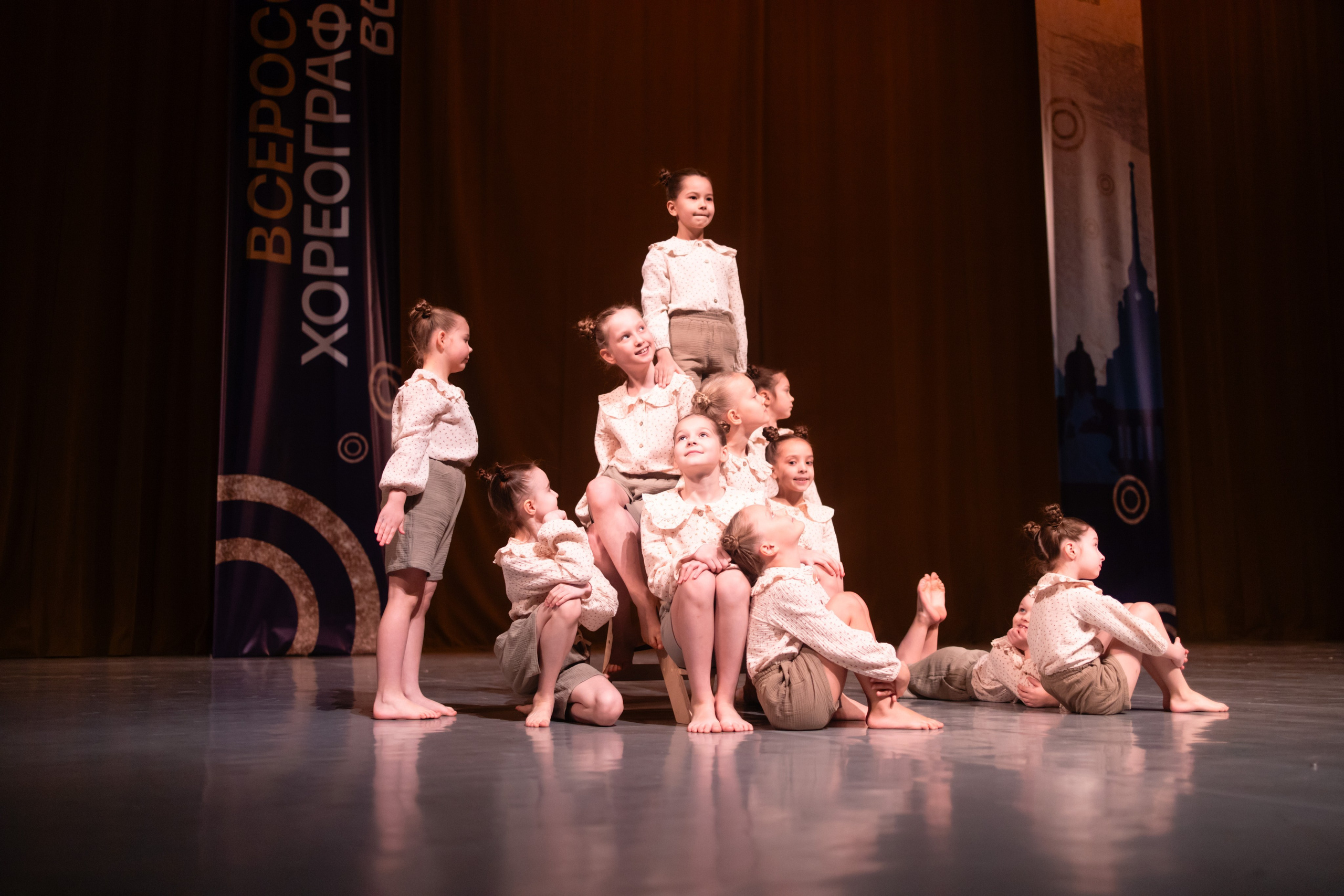 Сцена отеля «Санкт-Петербург», заполненная движением: коллектив в середине энергичного номера.