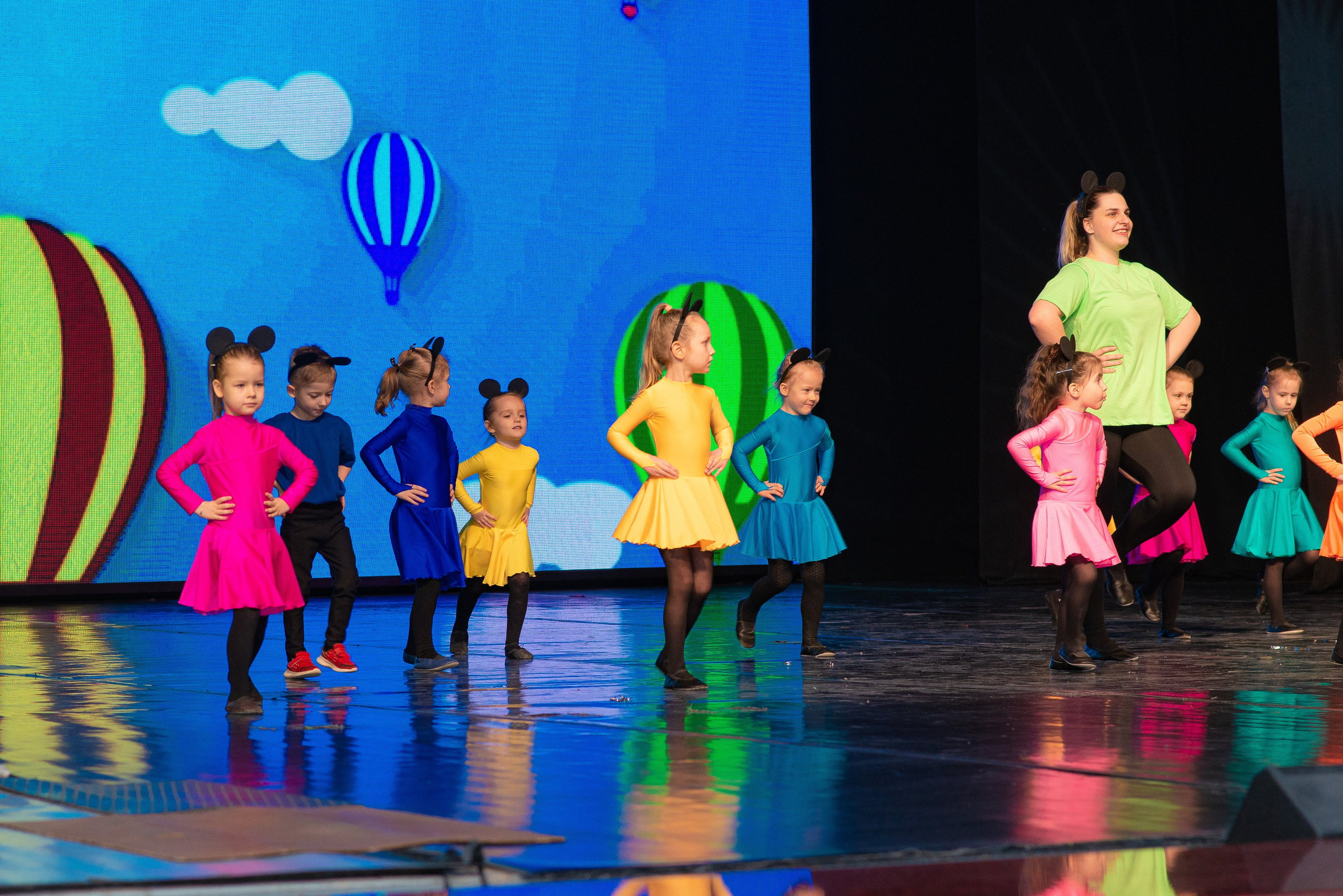 Выступление школы танцев Овация. Семейный фотограф на выписку из роддома и крещение Минск Настя Гришук