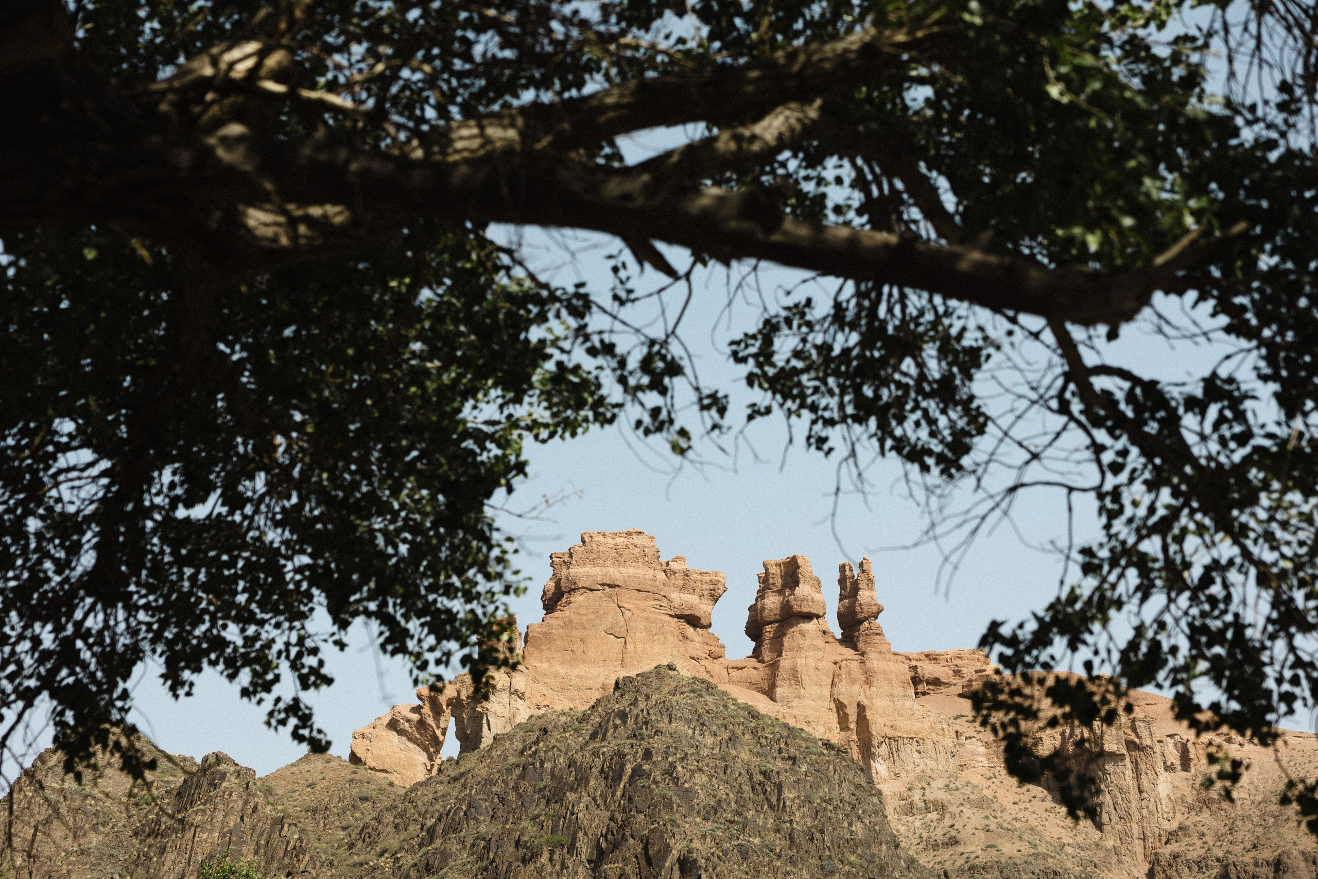 Здравствуйте! Я свадебный фотограф из Ульяновска, работаю в том числе по всей России и с выездом за границу. Снимаю свадьбы, lovestory, корпоративы, светский репортаж. Провожу обучение по фотографии, мастер-классы и воркшопы для других фотографов.