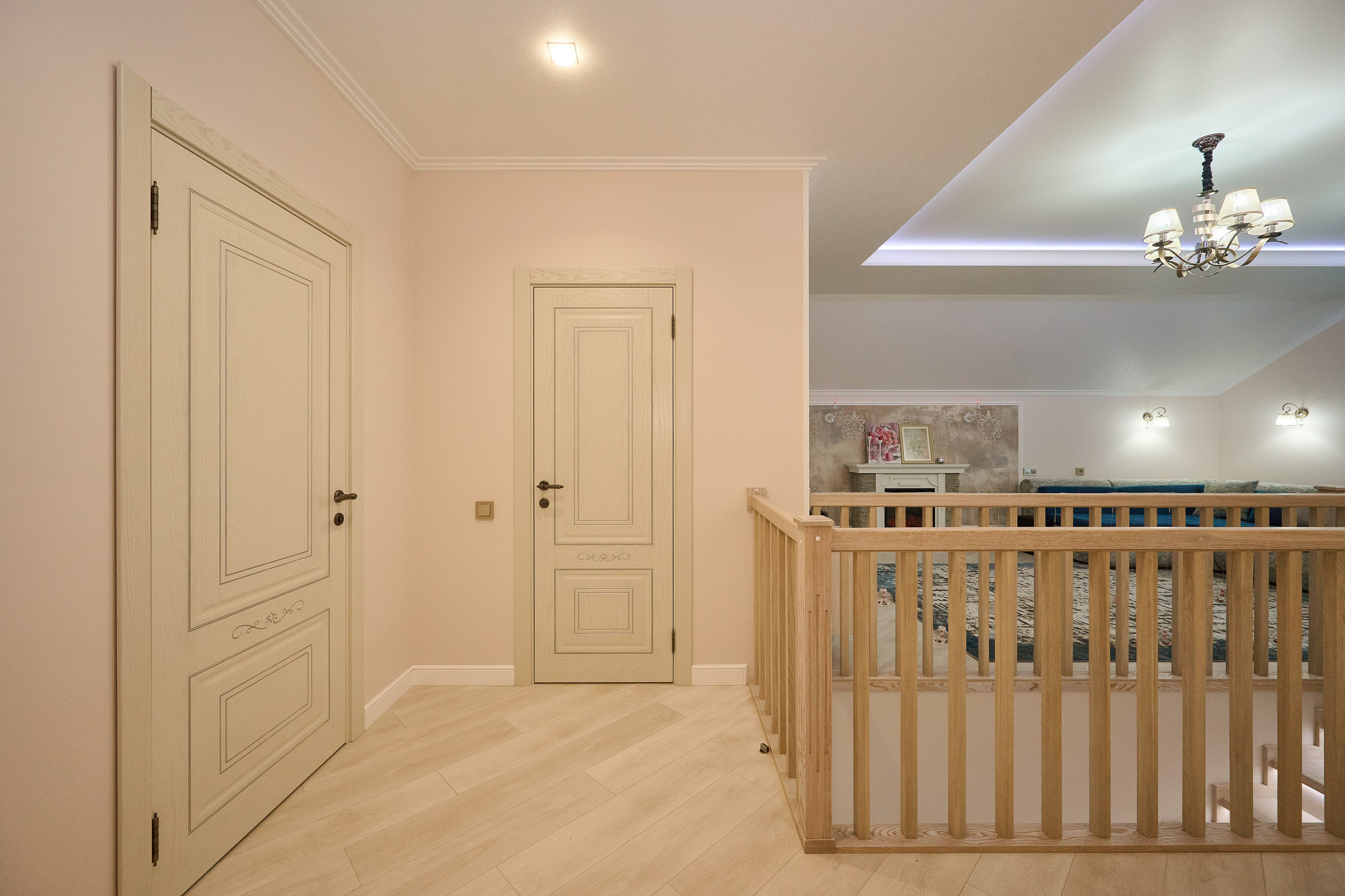 коридор светлый с бежевыми дверями 