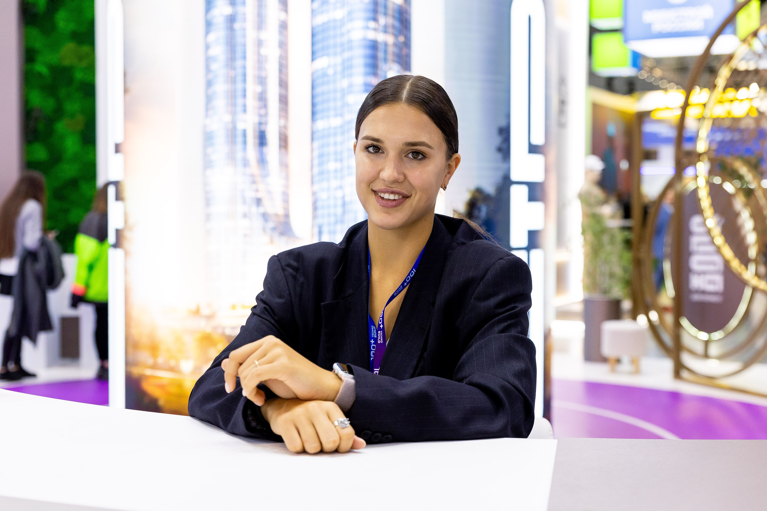 100+ (разные стенды). Фотограф Родион Нарудинов