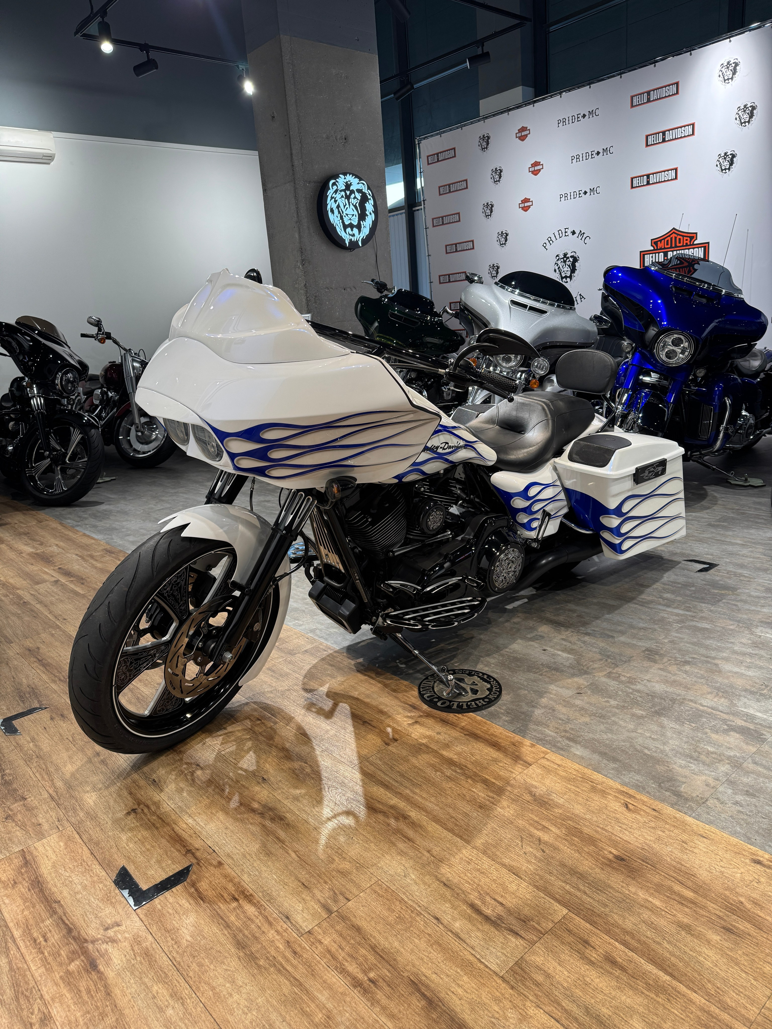 Мотоциклы Harley-Davidson Road Glide 103 White Power (Touring)  — купить мотоцикл. Hello Davidson, Москва. Только хорошие мотоциклы…