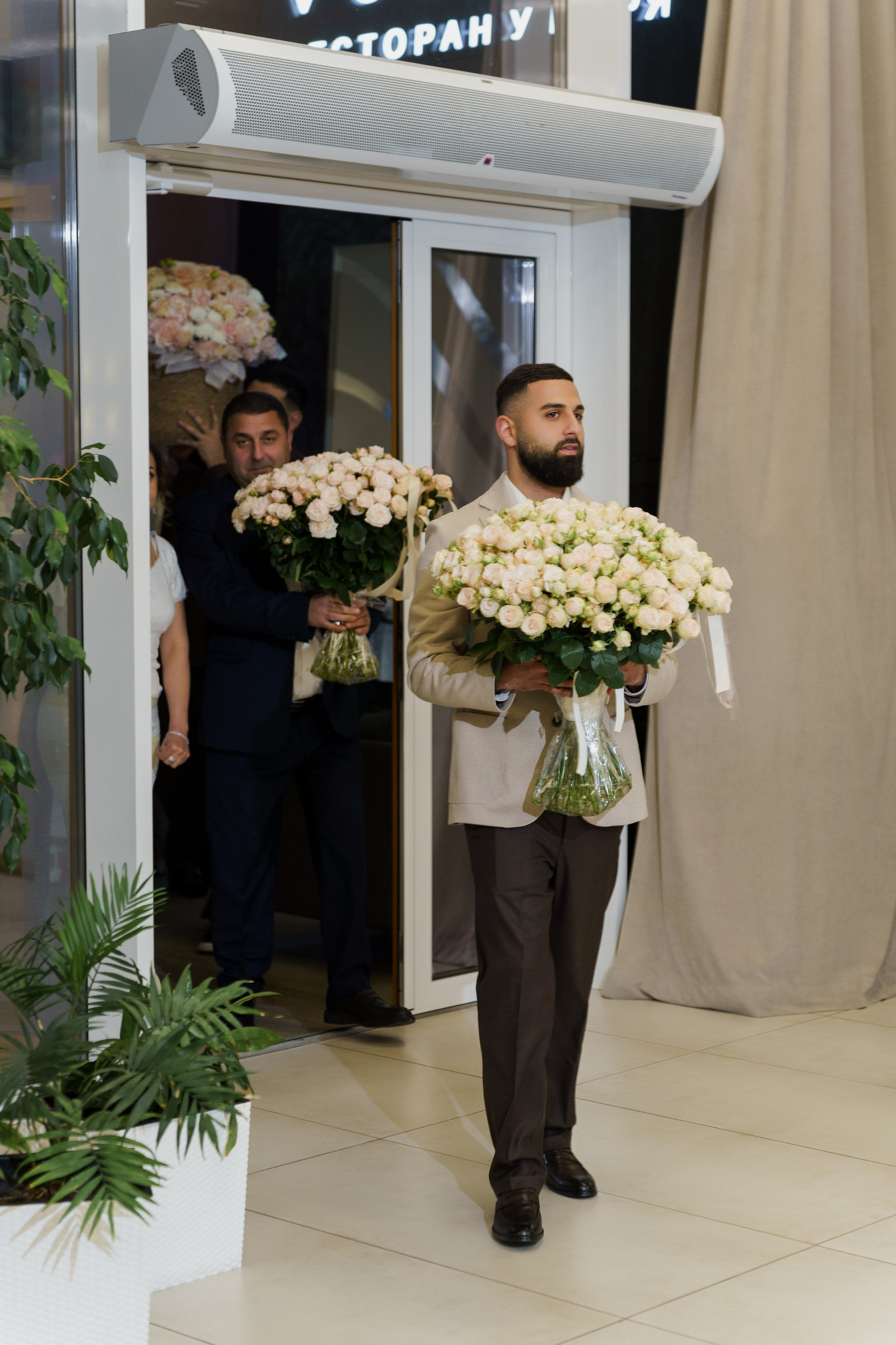 Красивое обручение на берегу чёрного моря в Лермонтово от ТВИНС СТУДИО. ТВИНС СТУДИО — лучшие свадебные фотографы и видеографы в Краснодаре