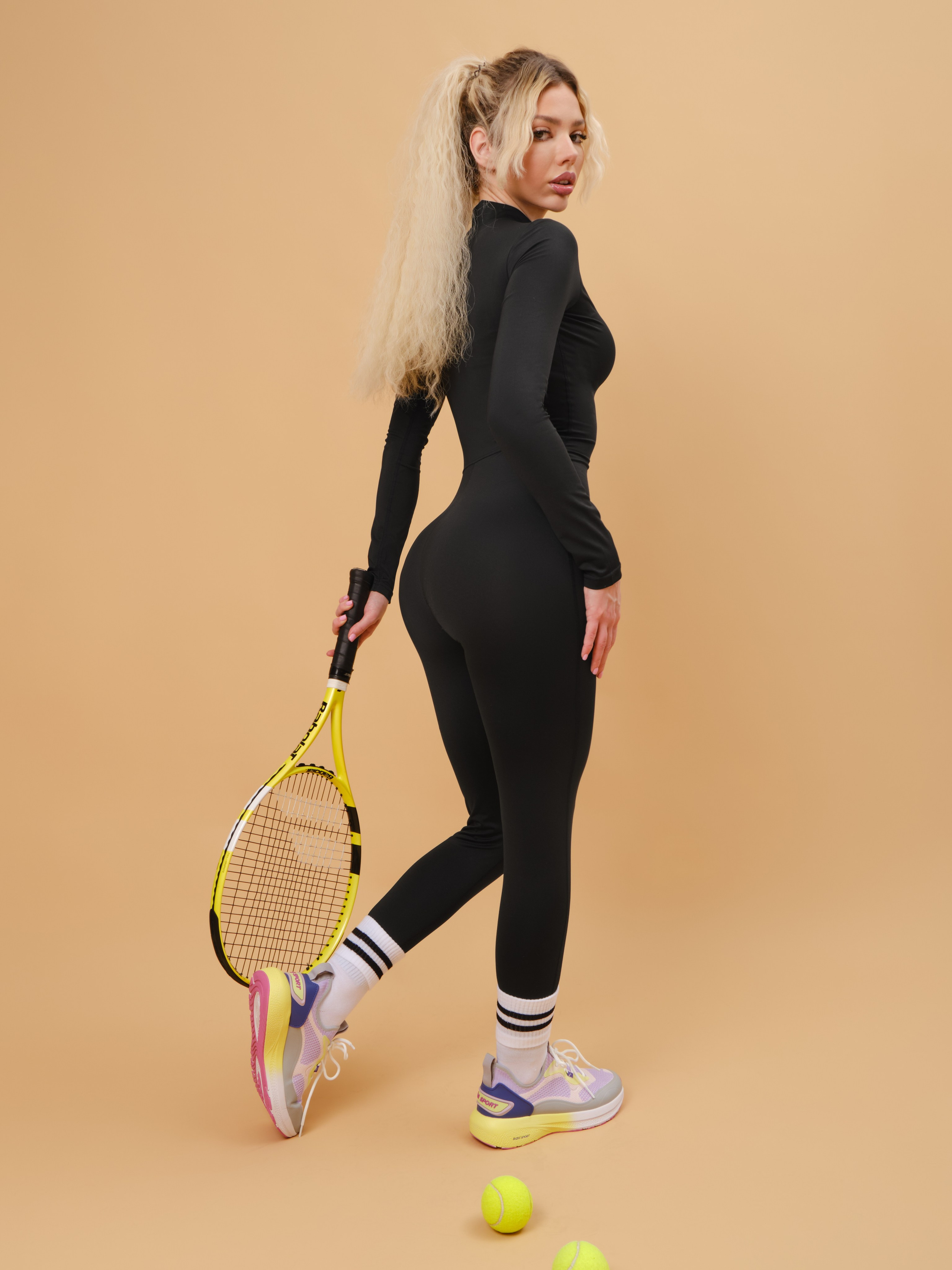 Спортивные костюмы (песочный фон). Фотостудия для Wildberries Ozon