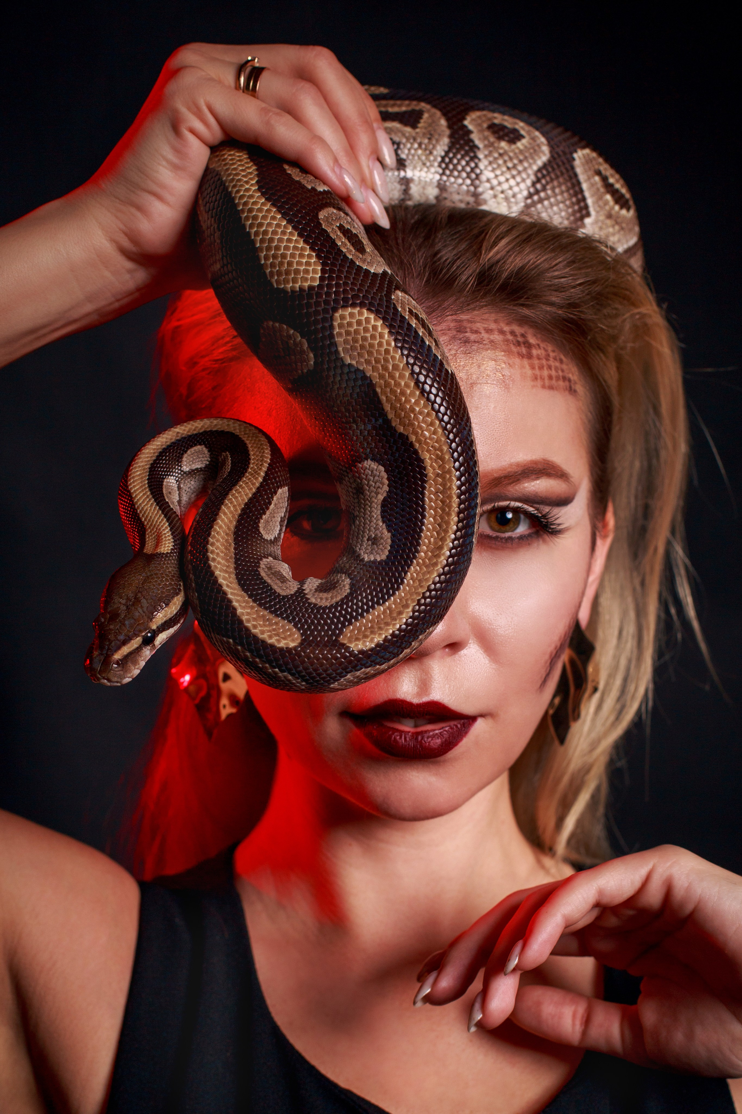 Фотосессия девушки со змеей. Фотограф Ставрополь Пятигорск Елизавета Дарина
