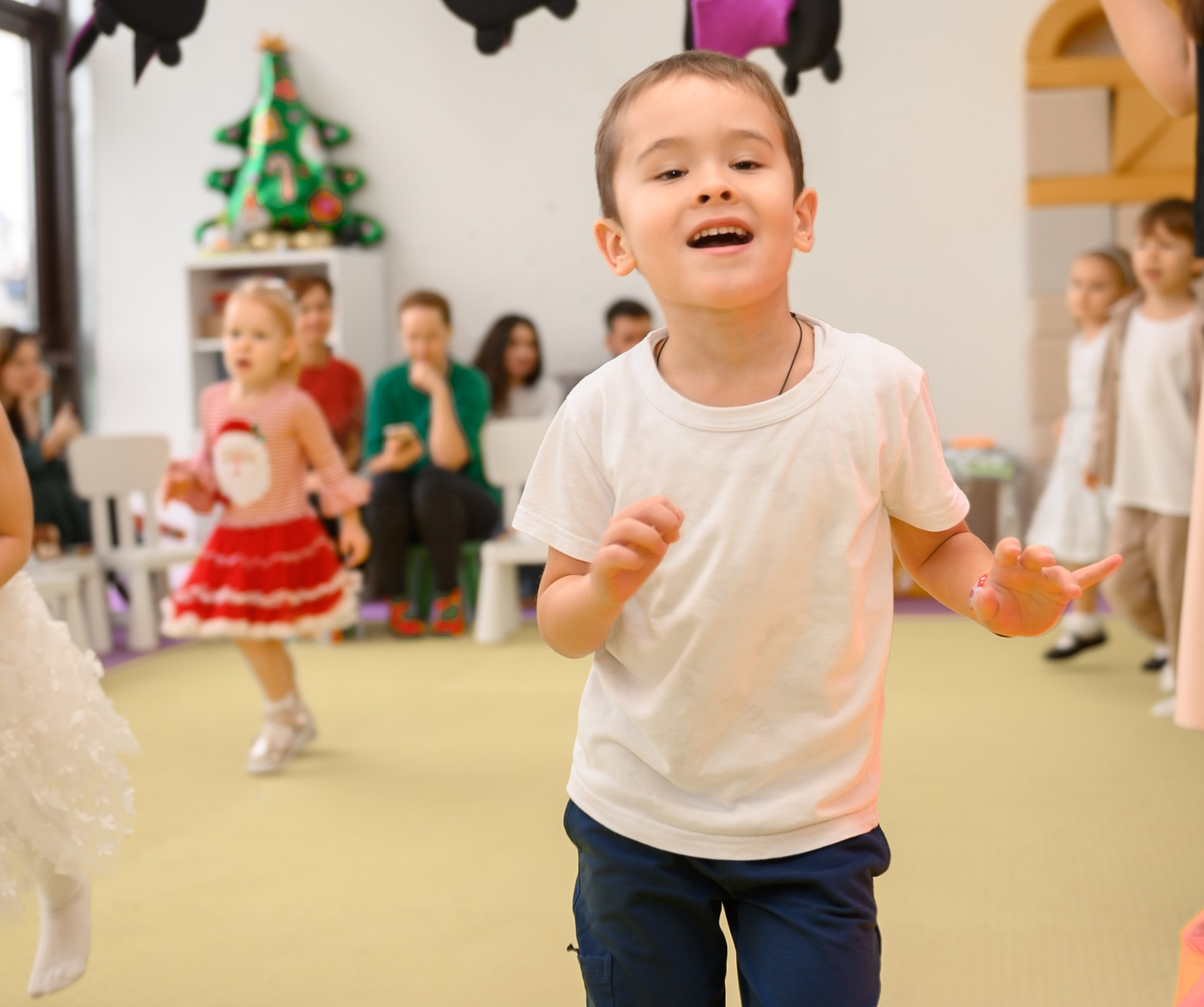 Елка 2025 в детском саду Мишка клуб. Свадебный и семейный фотограф София Невская