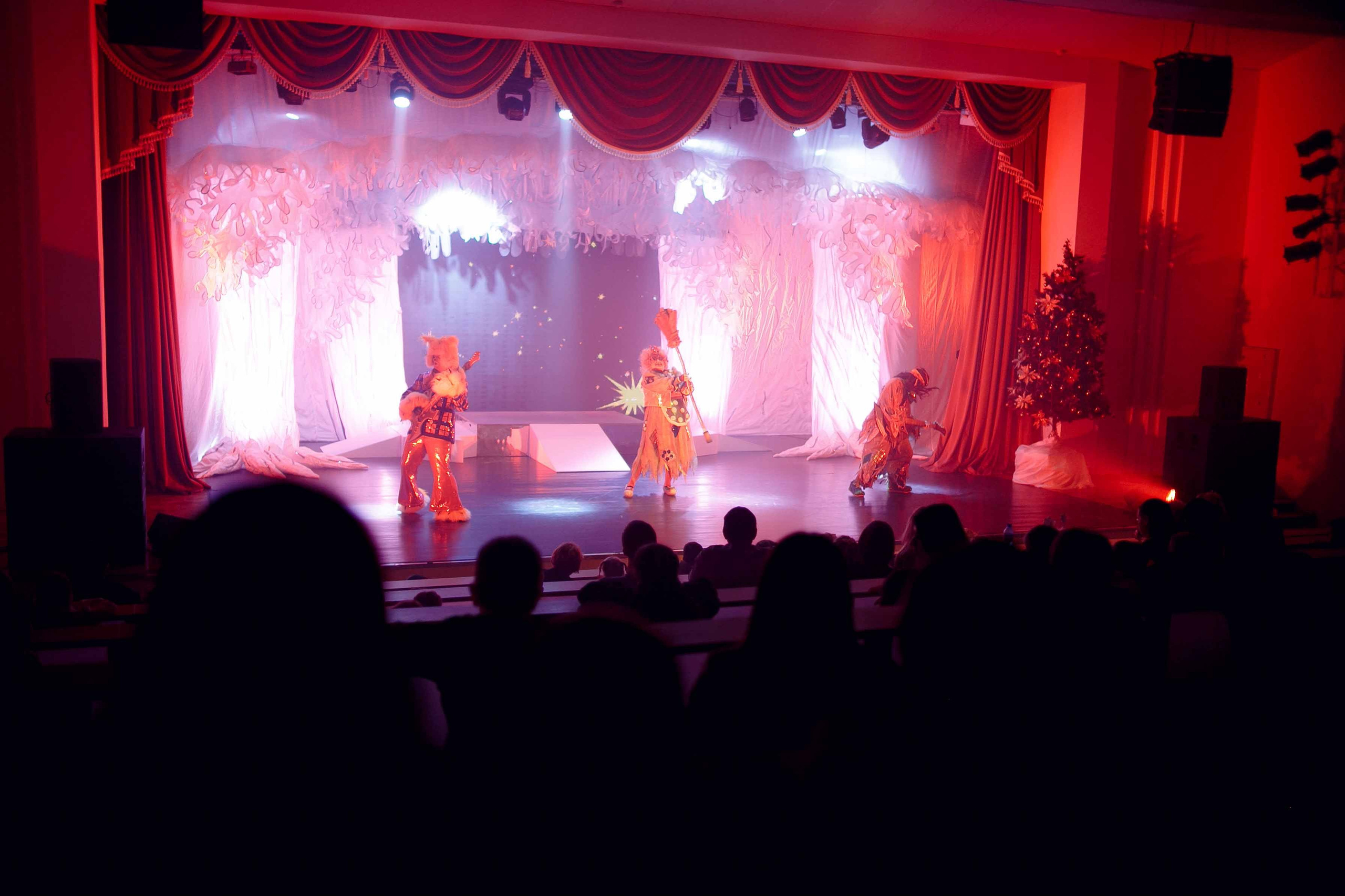 Елка в «Казармах» ТЮЗ. Ваш репортажный фотограф Артемий Антонов