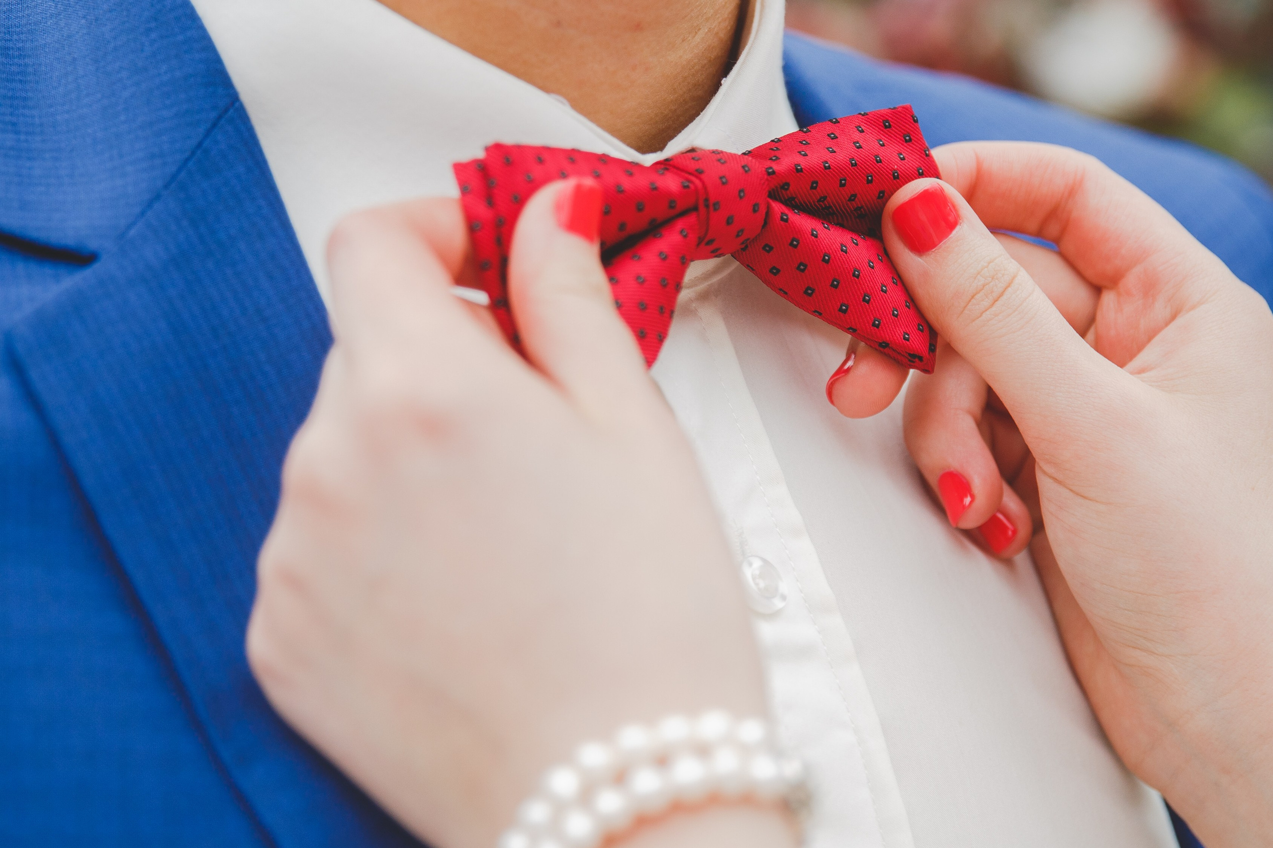 Невеста поправляет бабочку жениху