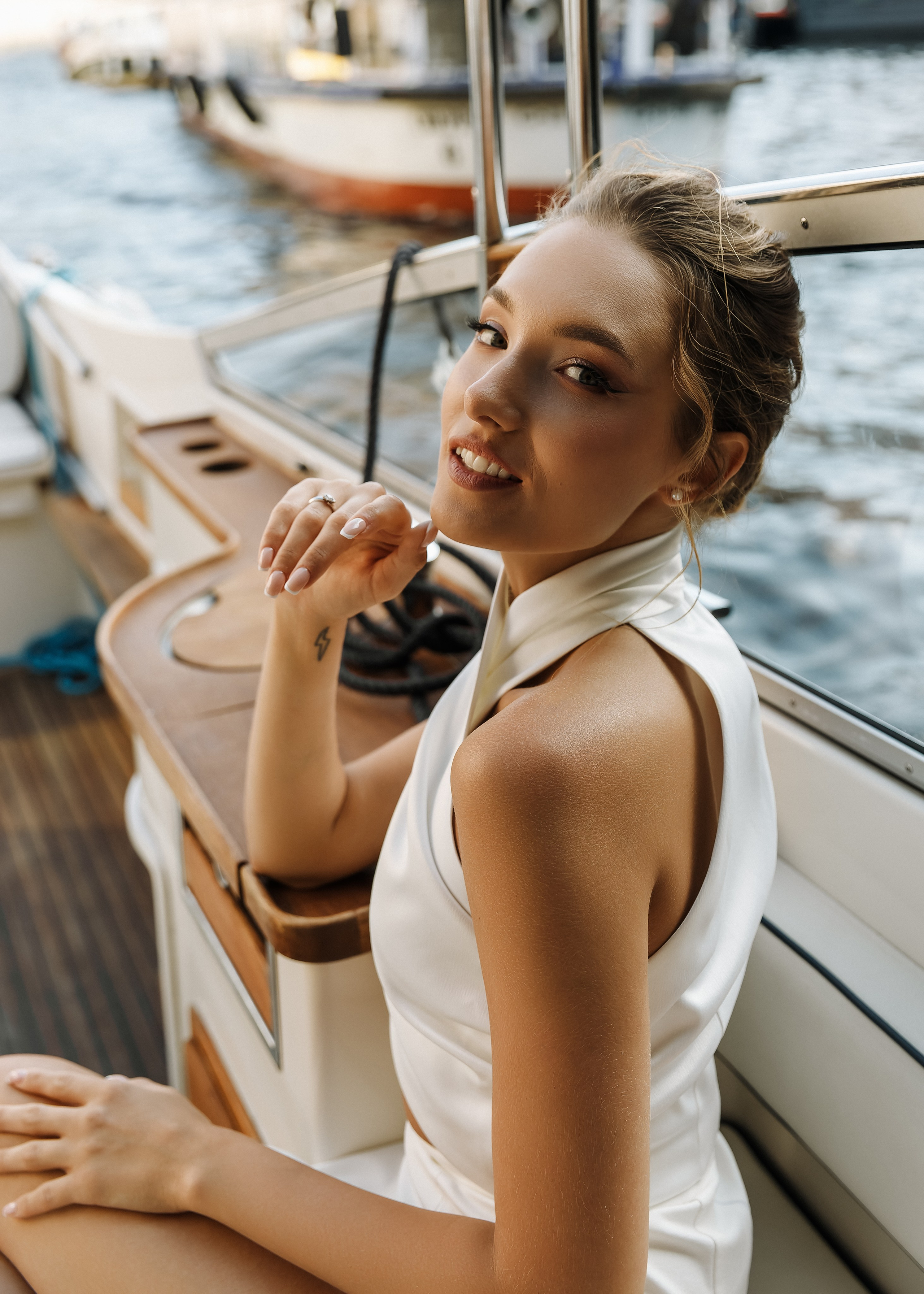 Оля и Андрей — свадебная фотосессия на катере. Свадебный и портретный фотограф в Санкт-Петербурге Анна Демьянова