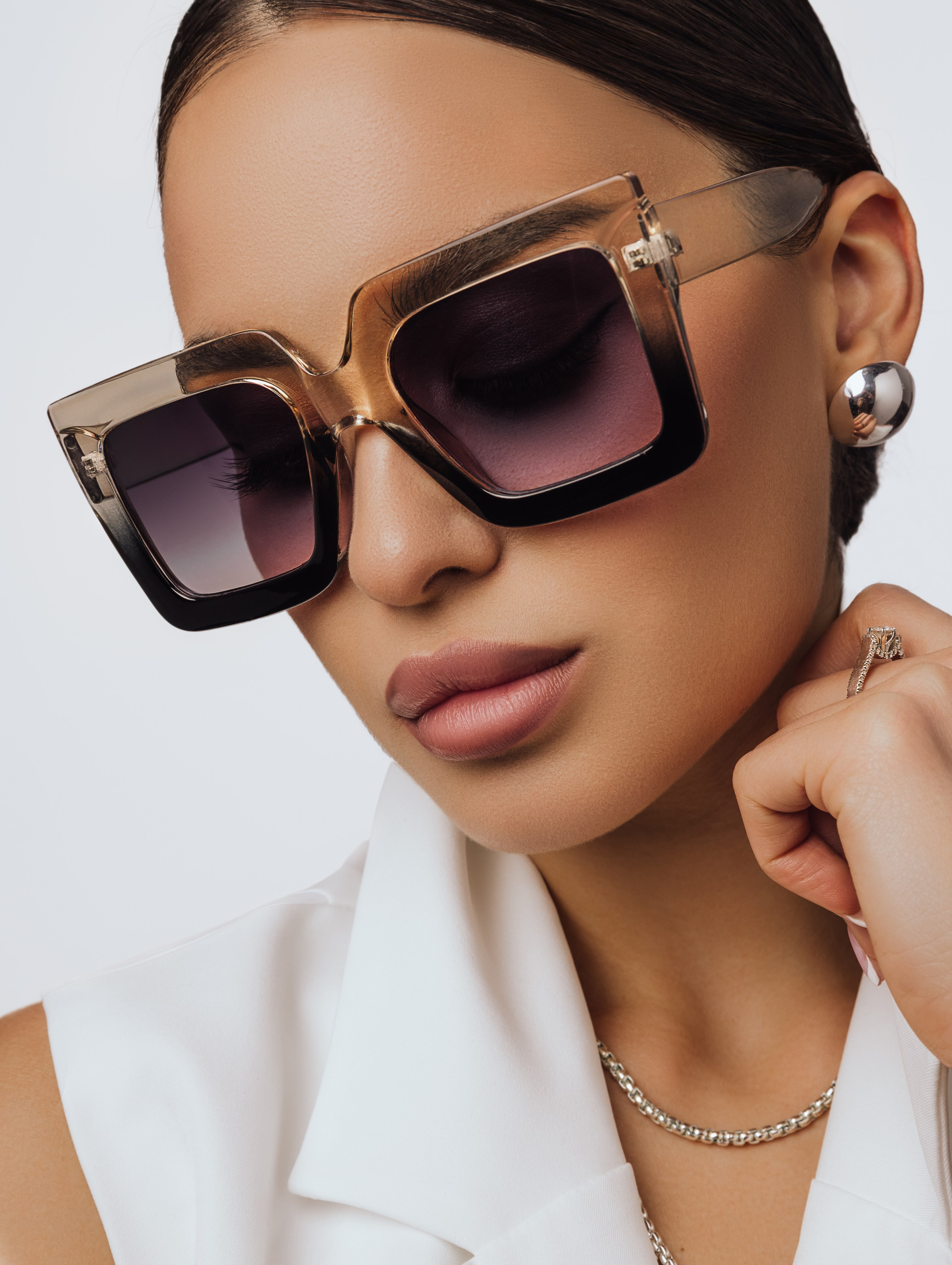 TAZZY Glasses. Фотограф для маркетплейсов в Москве Озерова Кристина