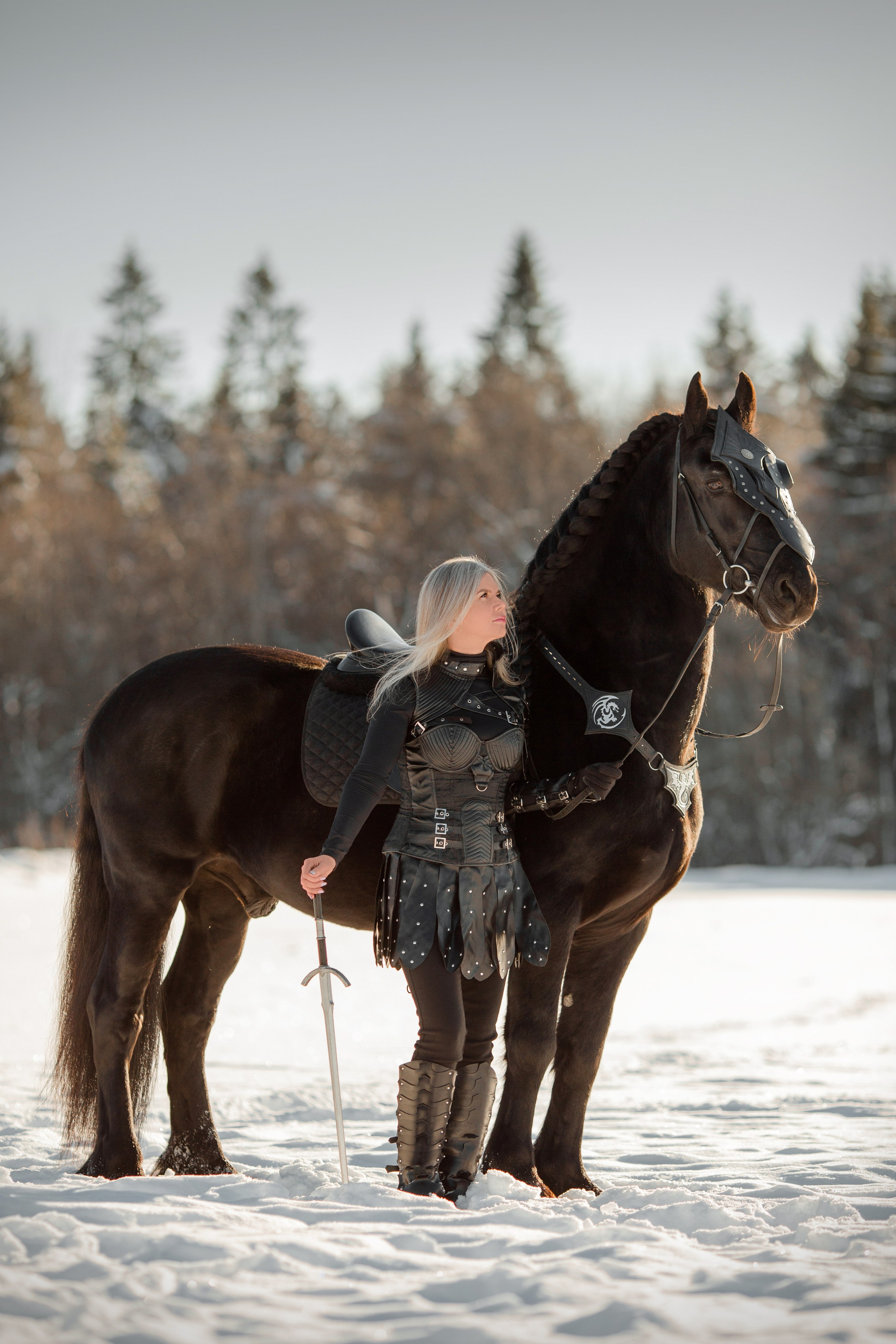 Зимняя фотосессия в скандинавском стиле с лошадью