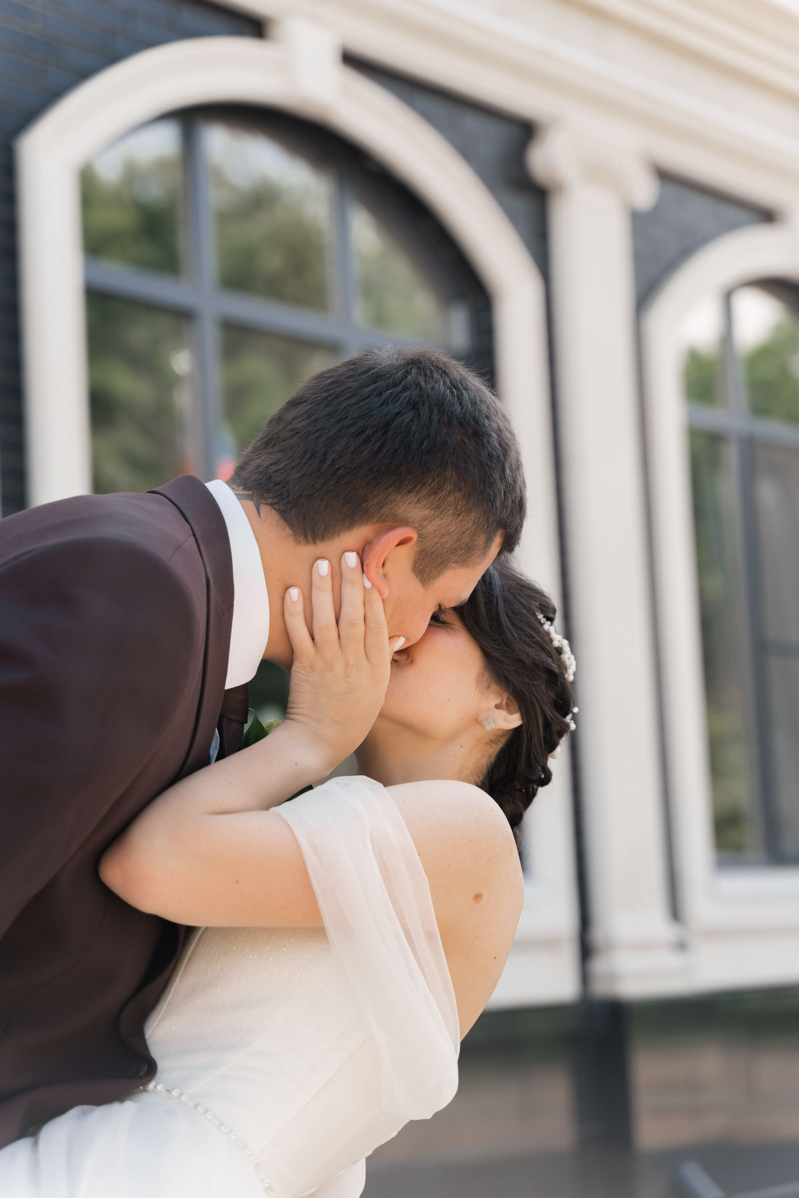 фотосессия жениха и невесты возле Кировского ЗАГСа Ростов на&nbsp;Дону