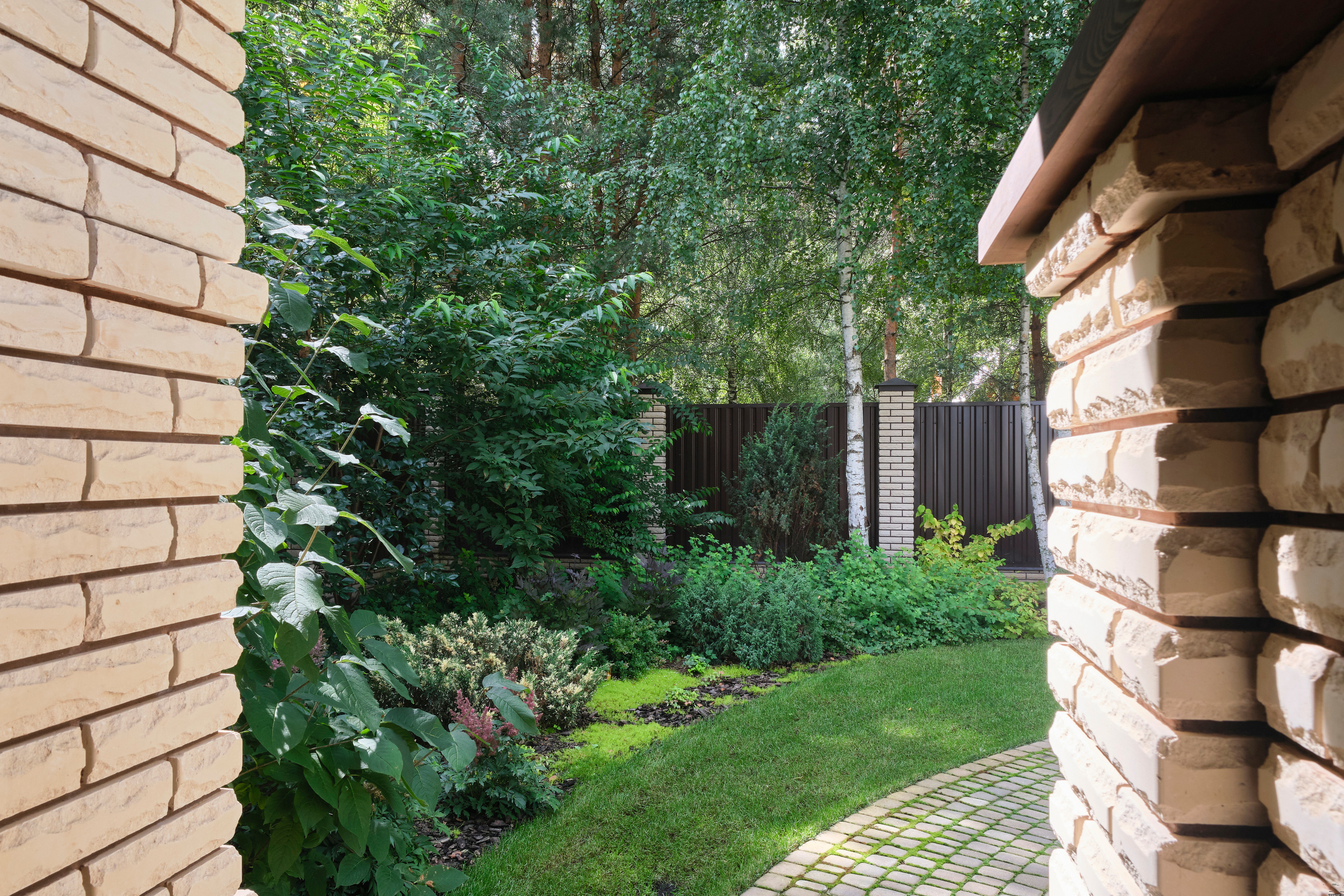 Ландшафтный и интерьерный фотограф Наталья Соловьева. Фотосъемка озеленения частного сада в Подмосковье | interioto