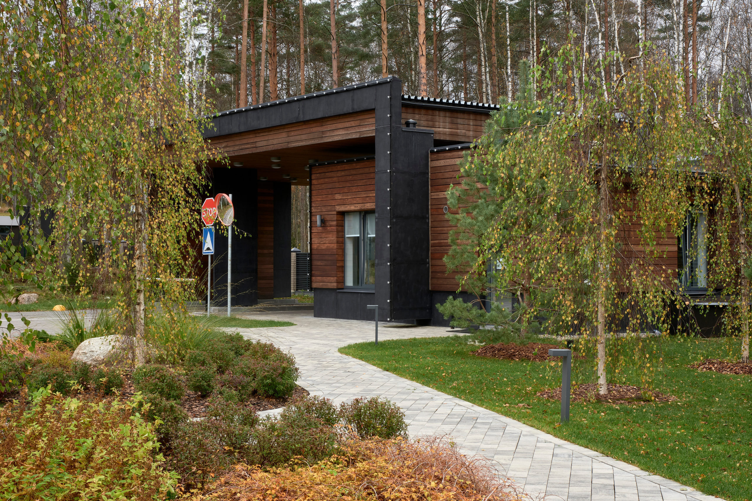 Ландшафтный и интерьерный фотограф Наталья Соловьева. Фотосъемка озеленения въездной зоны в Репино парк для ландшафтной студии lburo | interioto