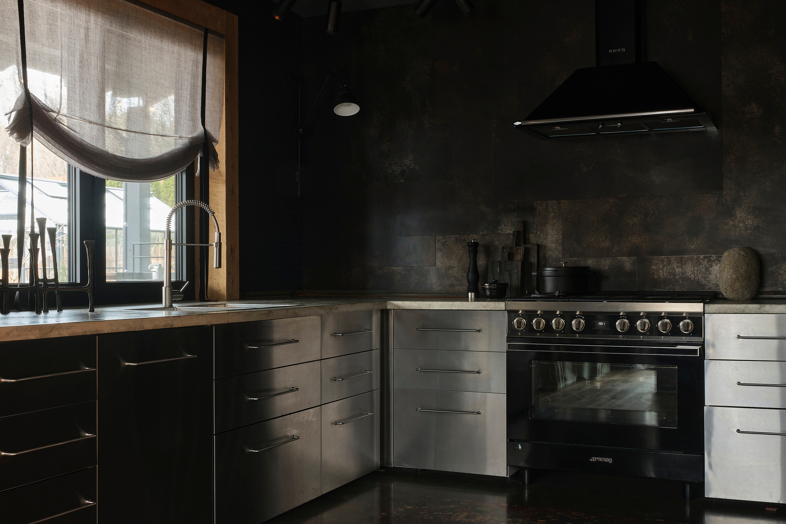 Интерьерный фотограф Наталья Соловьева. Фотосъемка черного дома Оксаны Пак в Подмосковье | interioto