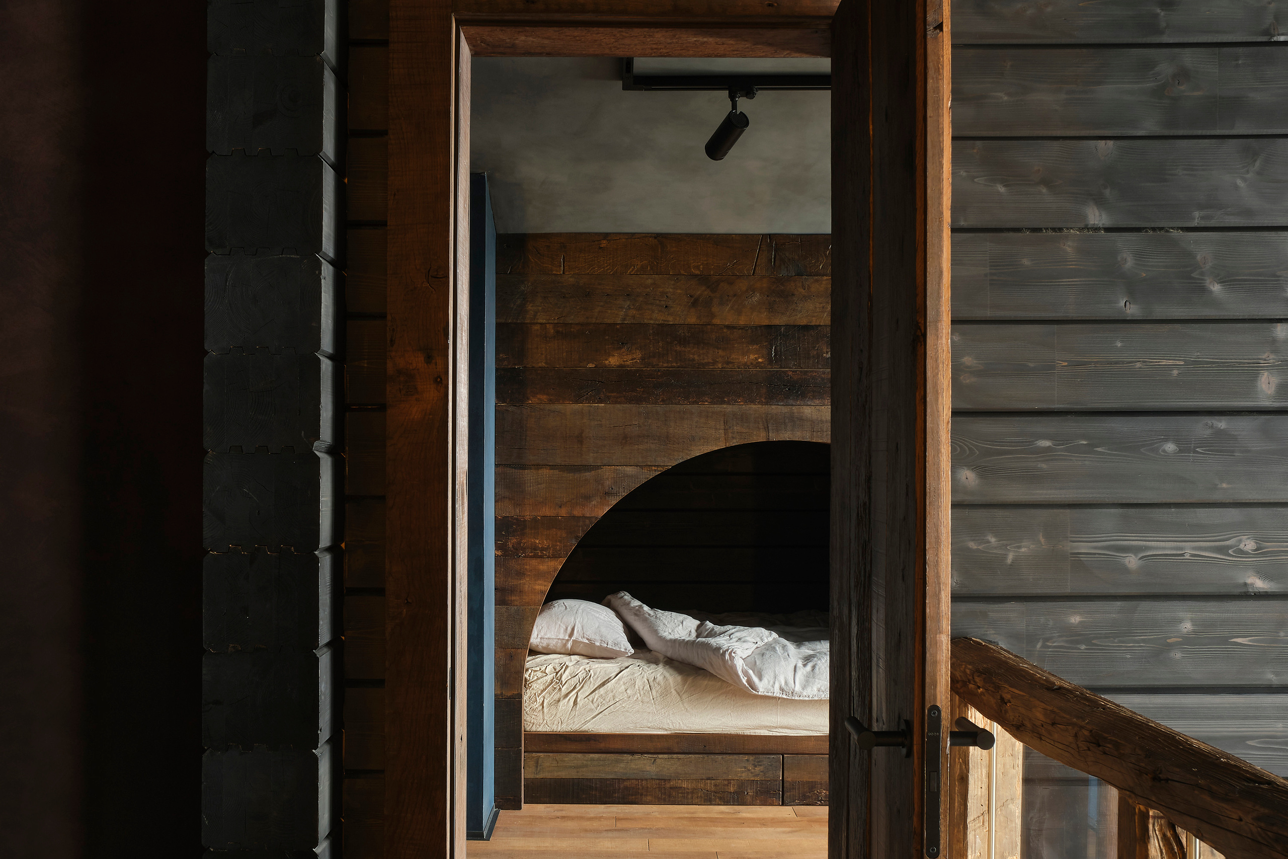 Интерьерный фотограф Наталья Соловьева. Фотосъемка черного дома Оксаны Пак в Подмосковье | interioto