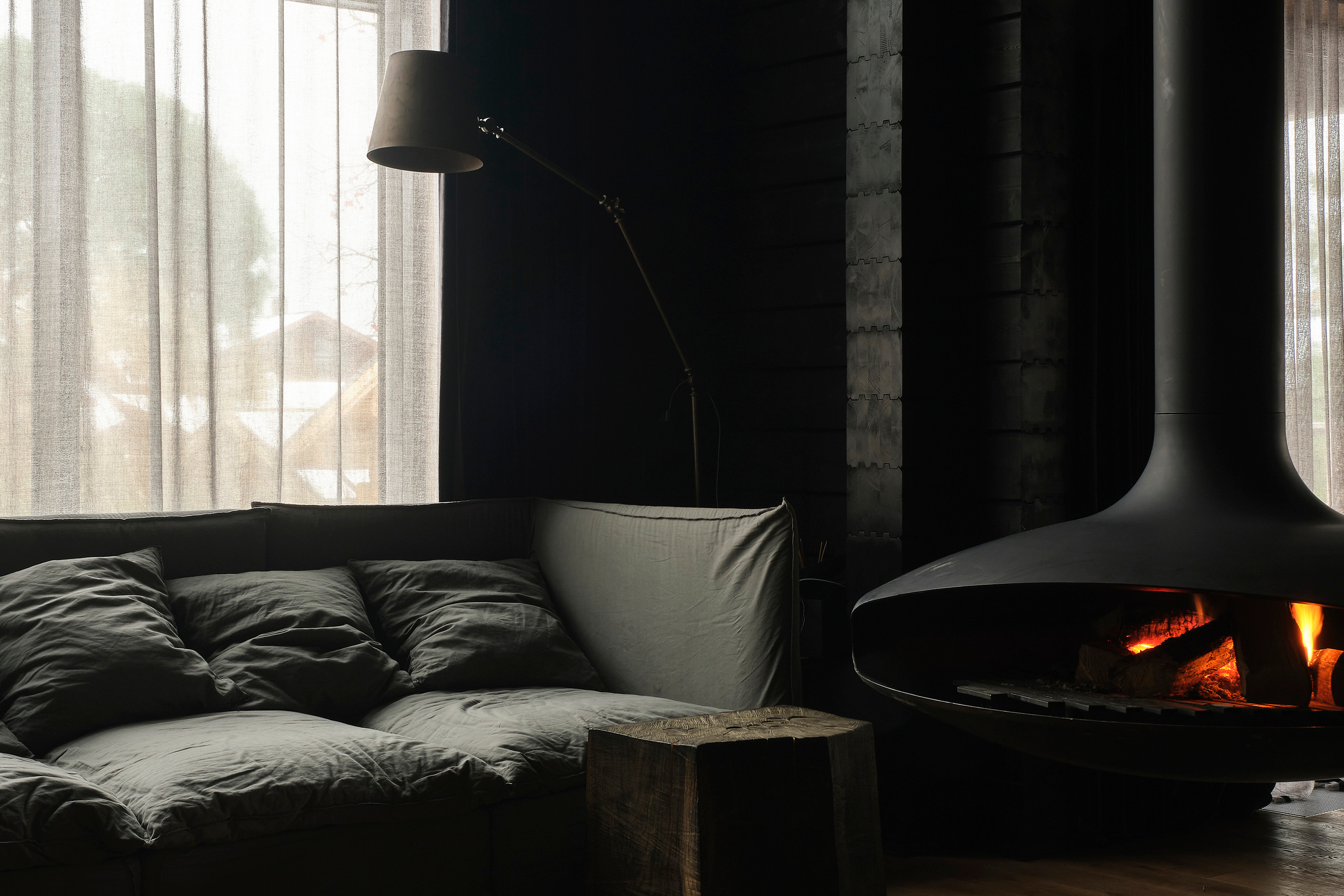 Интерьерный фотограф Наталья Соловьева. Фотосъемка черного дома Оксаны Пак в Подмосковье | interioto