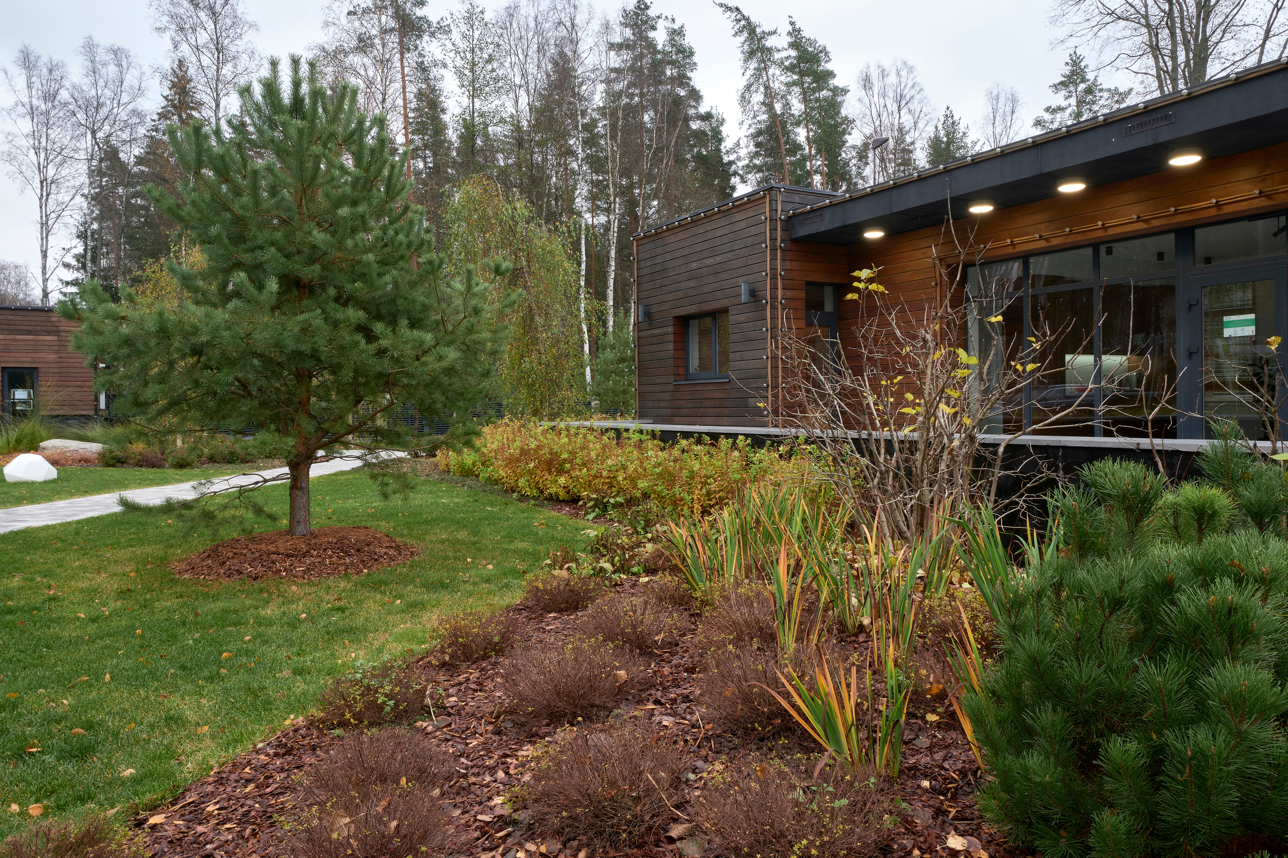 Ландшафтный и интерьерный фотограф Наталья Соловьева. Фотосъемка озеленения въездной зоны в Репино парк для ландшафтной студии lburo | interioto