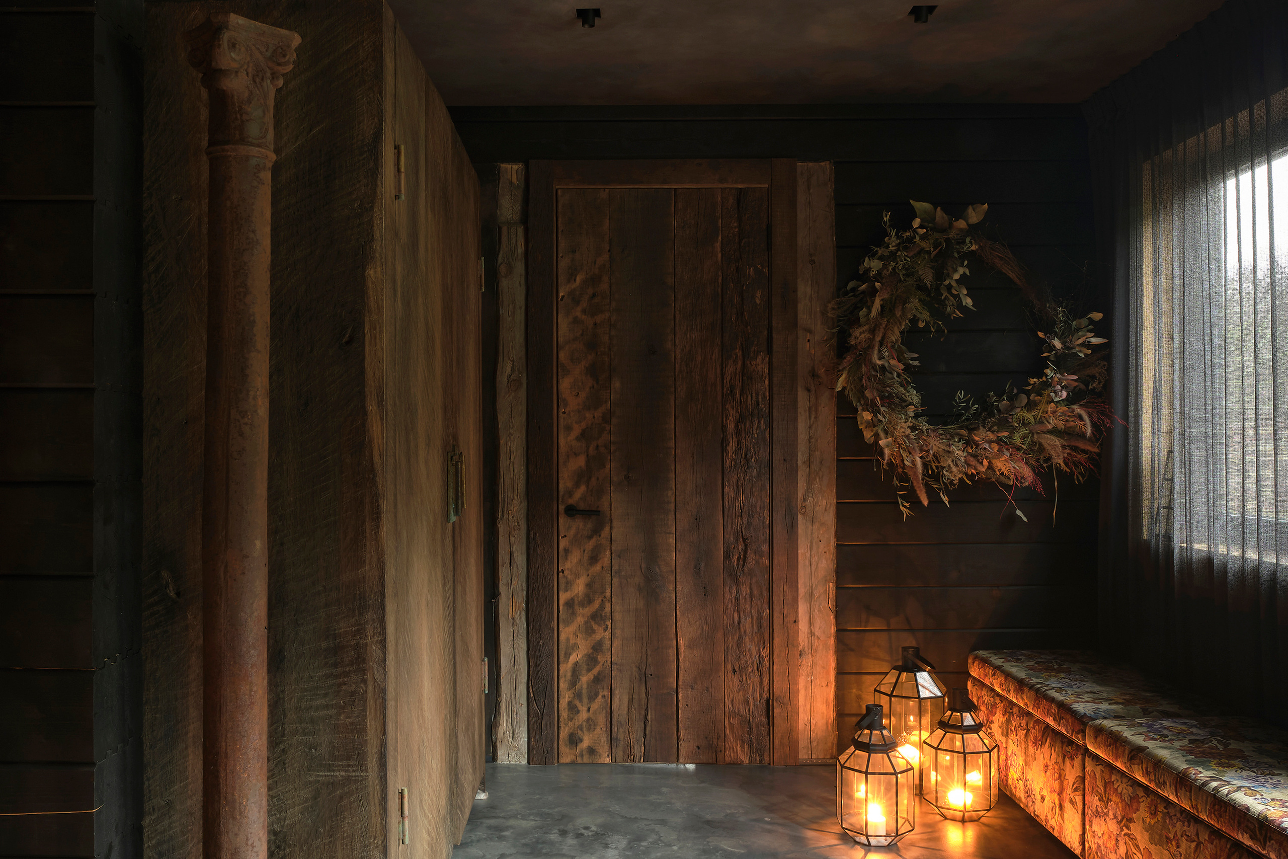 Интерьерный фотограф Наталья Соловьева. Фотосъемка черного дома Оксаны Пак в Подмосковье | interioto