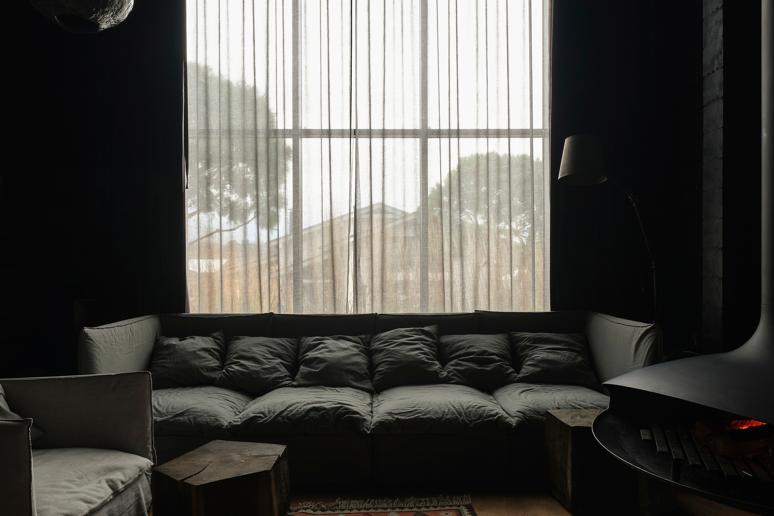 Интерьерный фотограф Наталья Соловьева. Фотосъемка черного дома Оксаны Пак в Подмосковье | interioto