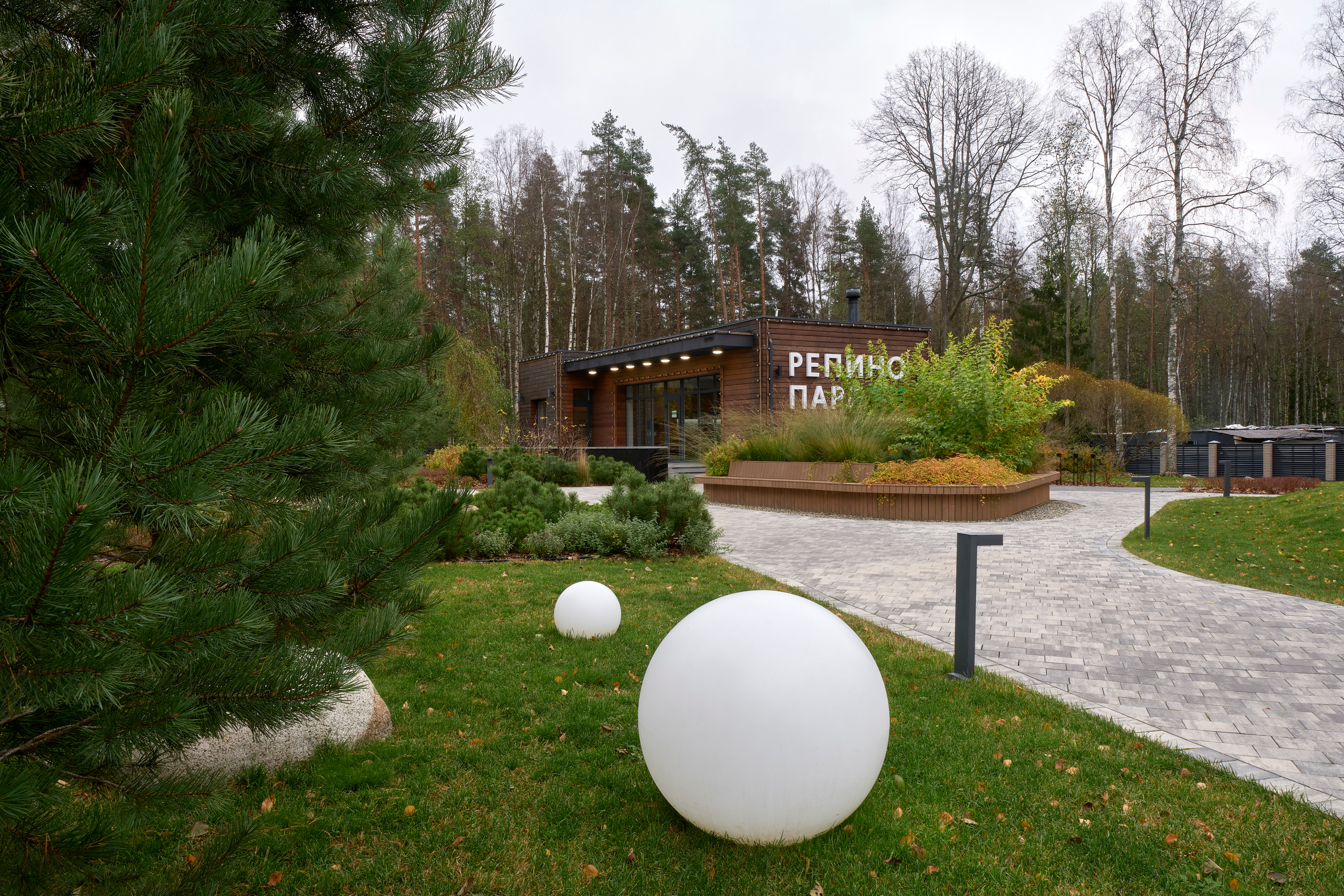 Ландшафтный и интерьерный фотограф Наталья Соловьева. Фотосъемка озеленения въездной зоны в Репино парк для ландшафтной студии lburo | interioto