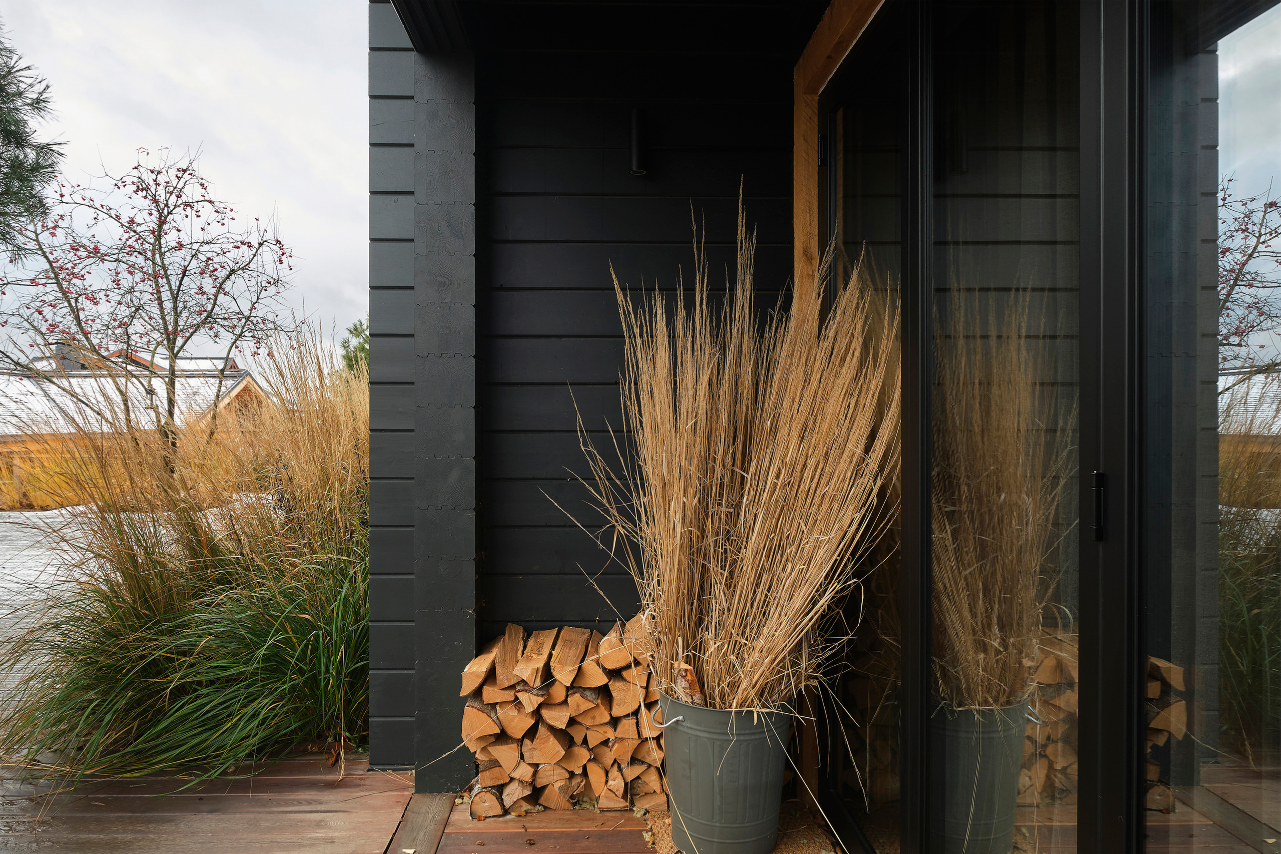 Интерьерный фотограф Наталья Соловьева. Фотосъемка черного дома Оксаны Пак в Подмосковье | interioto