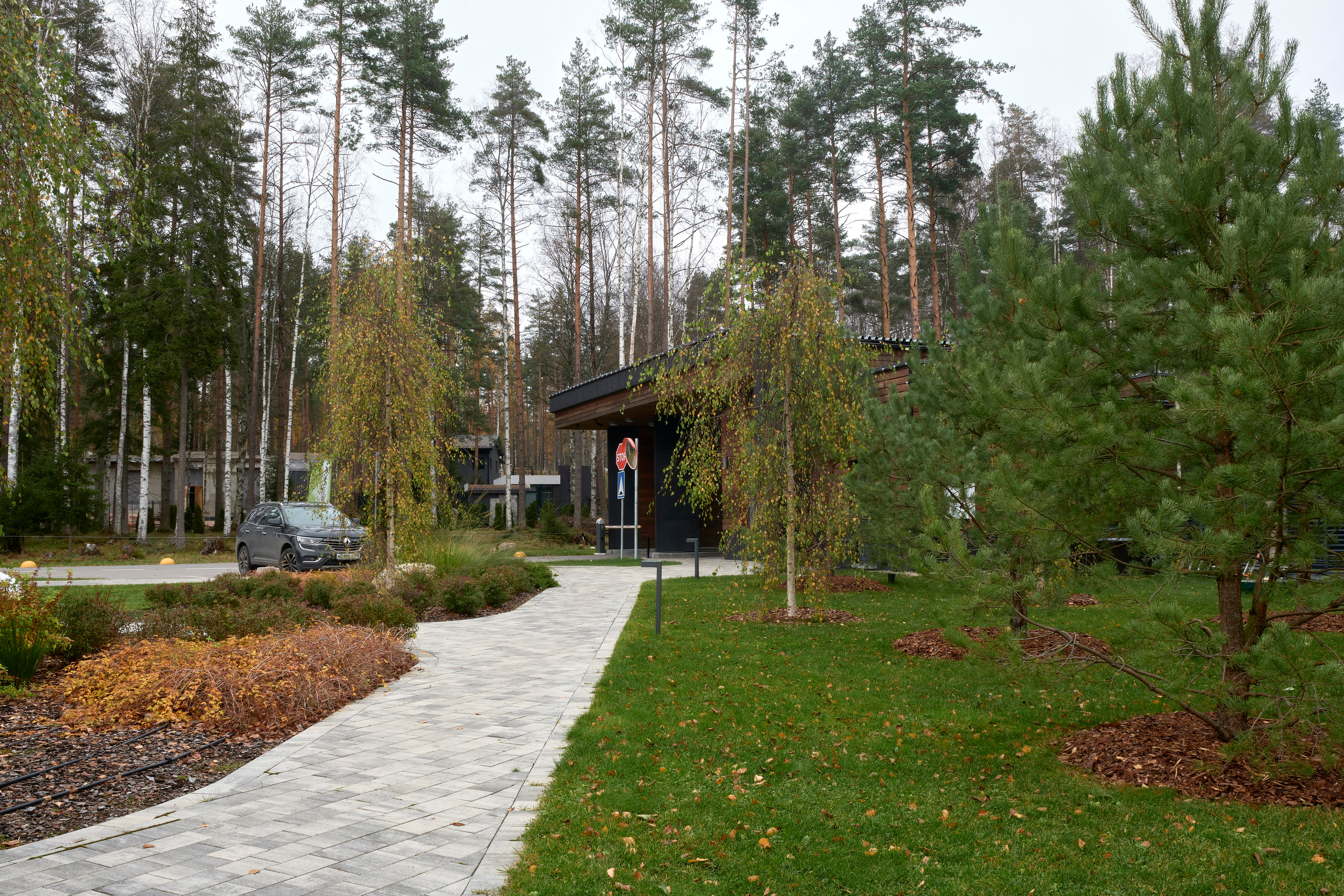 Ландшафтный и интерьерный фотограф Наталья Соловьева. Фотосъемка озеленения въездной зоны в Репино парк для ландшафтной студии lburo | interioto