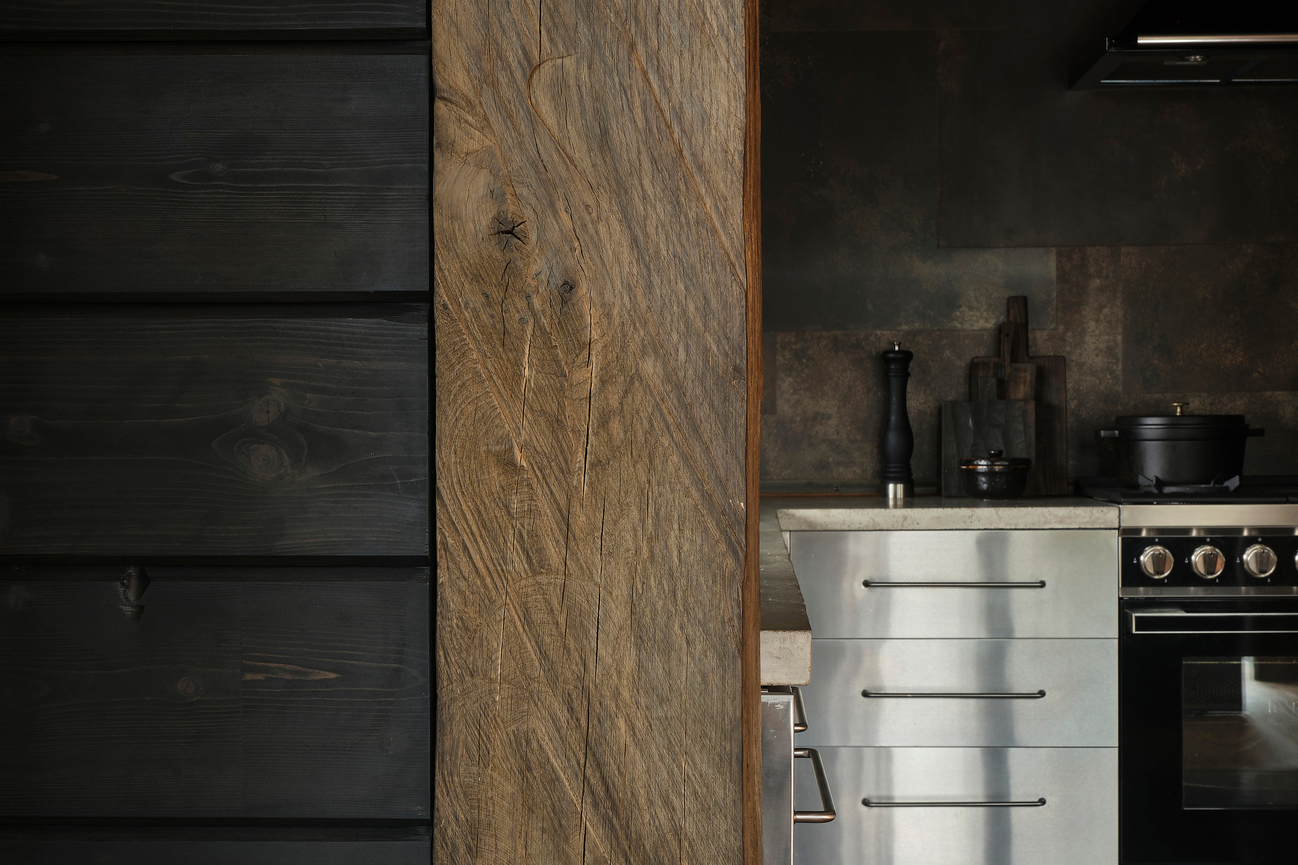 Интерьерный фотограф Наталья Соловьева. Фотосъемка черного дома Оксаны Пак в Подмосковье | interioto