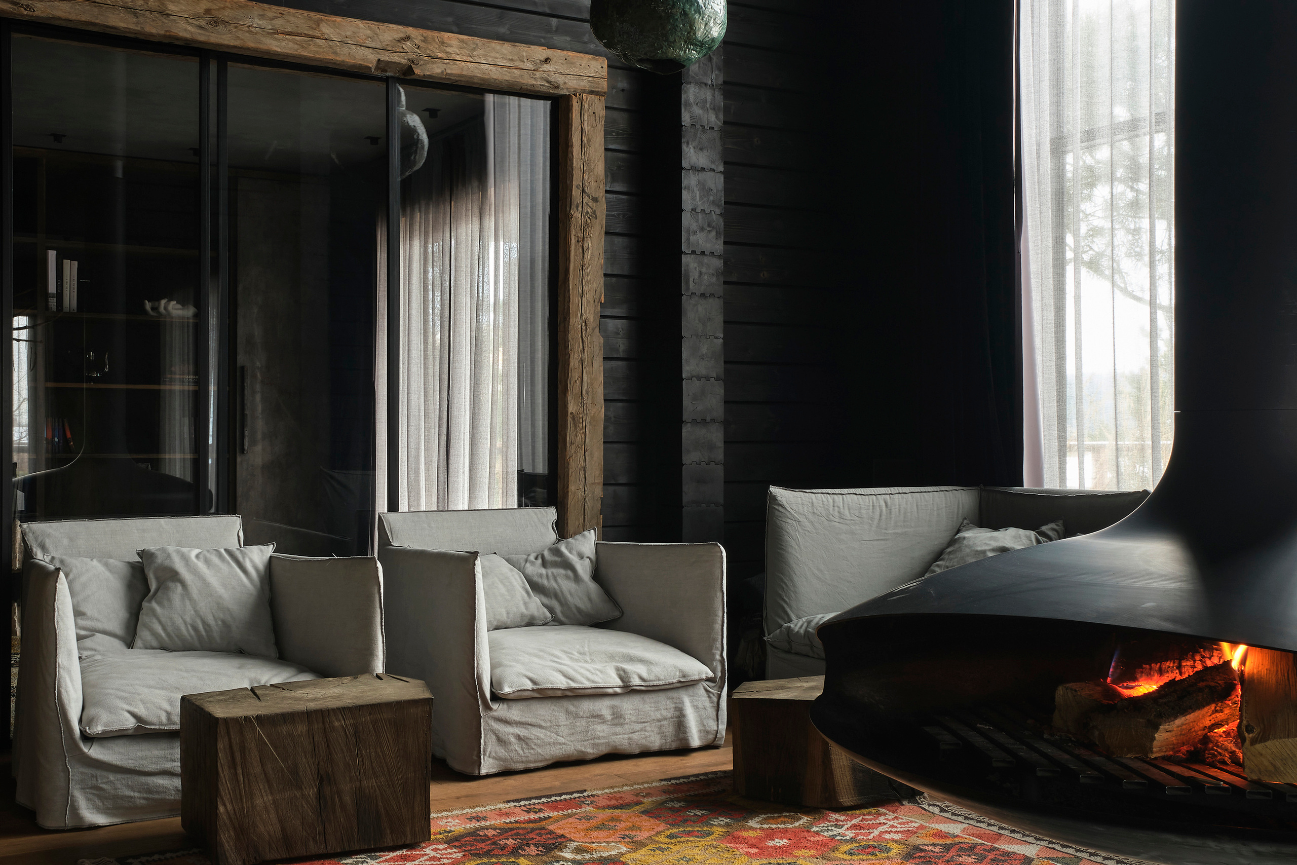 Интерьерный фотограф Наталья Соловьева. Фотосъемка черного дома Оксаны Пак в Подмосковье | interioto