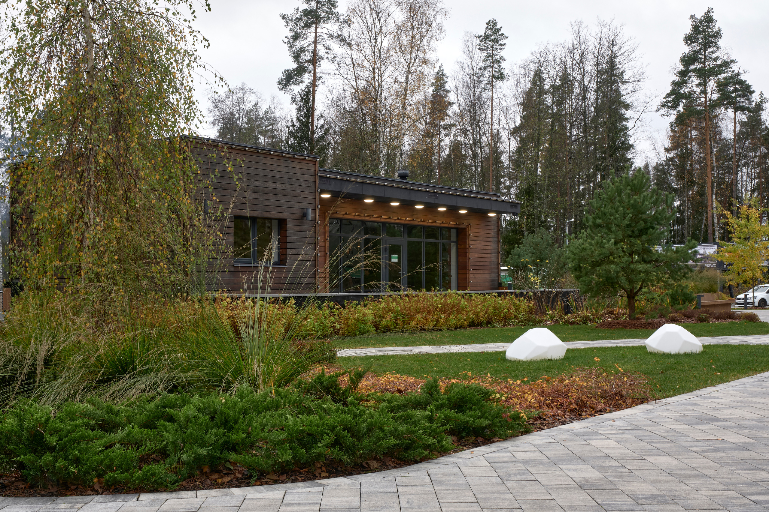 Ландшафтный и интерьерный фотограф Наталья Соловьева. Фотосъемка озеленения въездной зоны в Репино парк для ландшафтной студии lburo | interioto