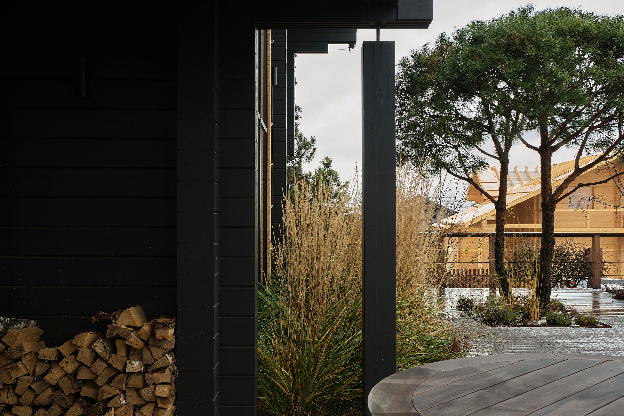 Интерьерный фотограф Наталья Соловьева. Фотосъемка черного дома Оксаны Пак в Подмосковье | interioto