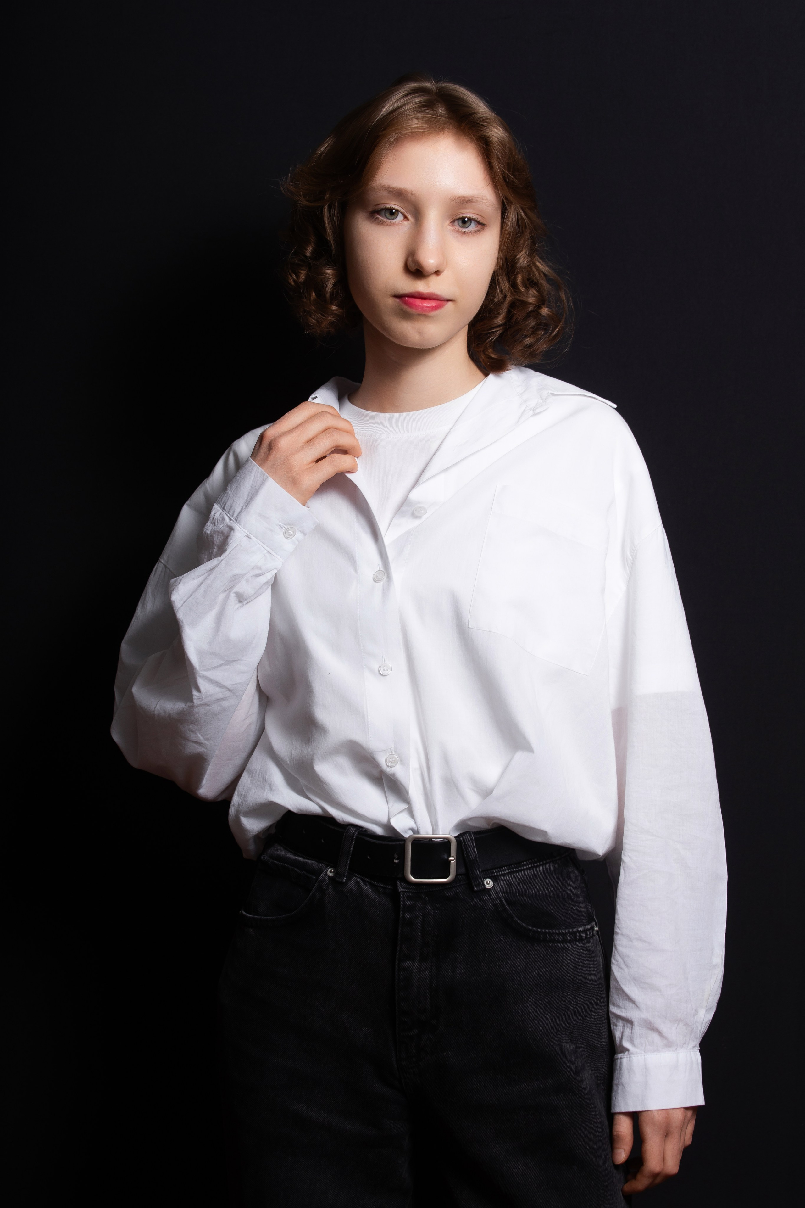 Портретная фотосессия для учеников 9 класса на чёрном фоне | Школьный фотограф Николай Богатырёв | Твой альбом / Твои правила. ТВОЙ АЛЬБОМ / ТВОИ ПРАВИЛА