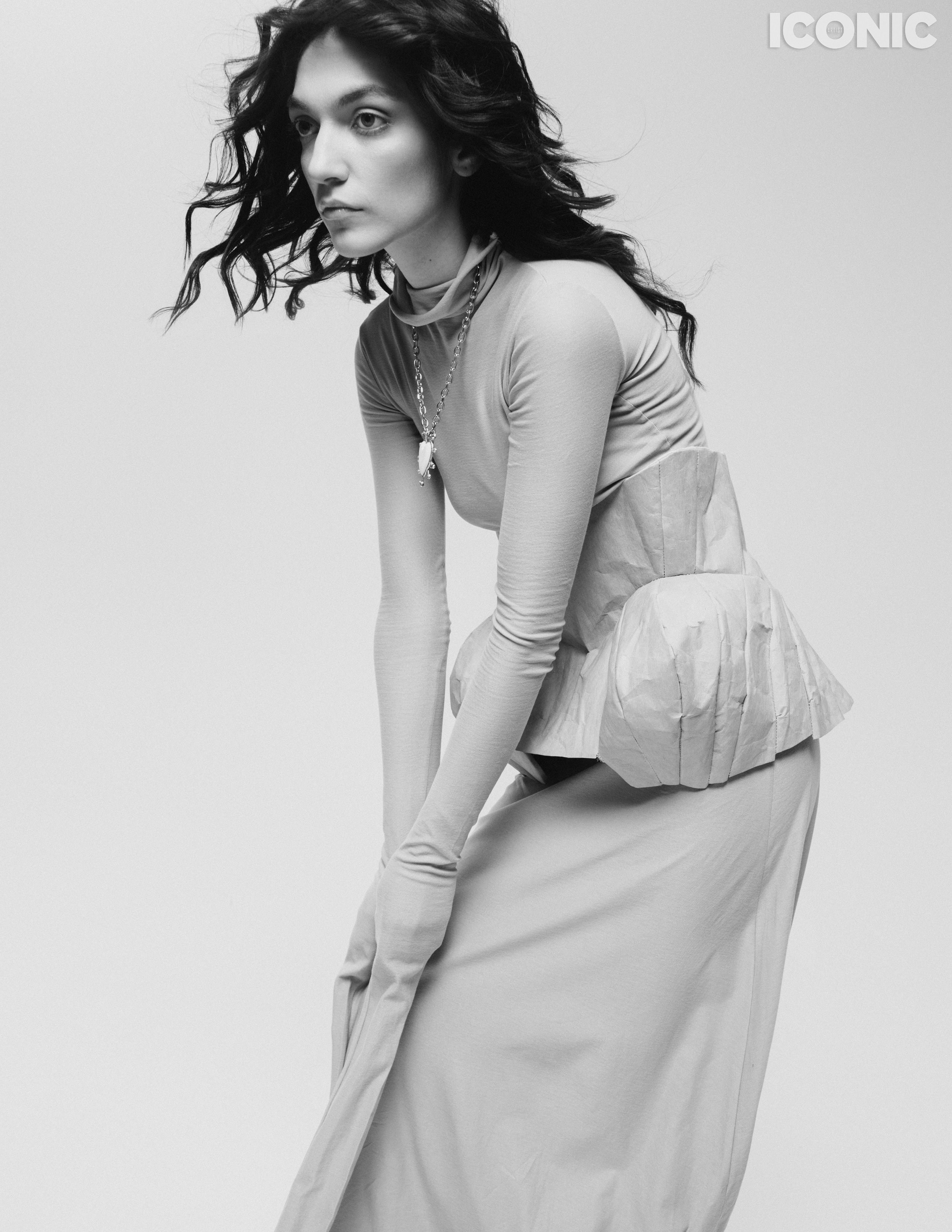 Девушка из Дагестана в дизайнерском платье с корсетом из бумаги, публикация в журнале Iconic.