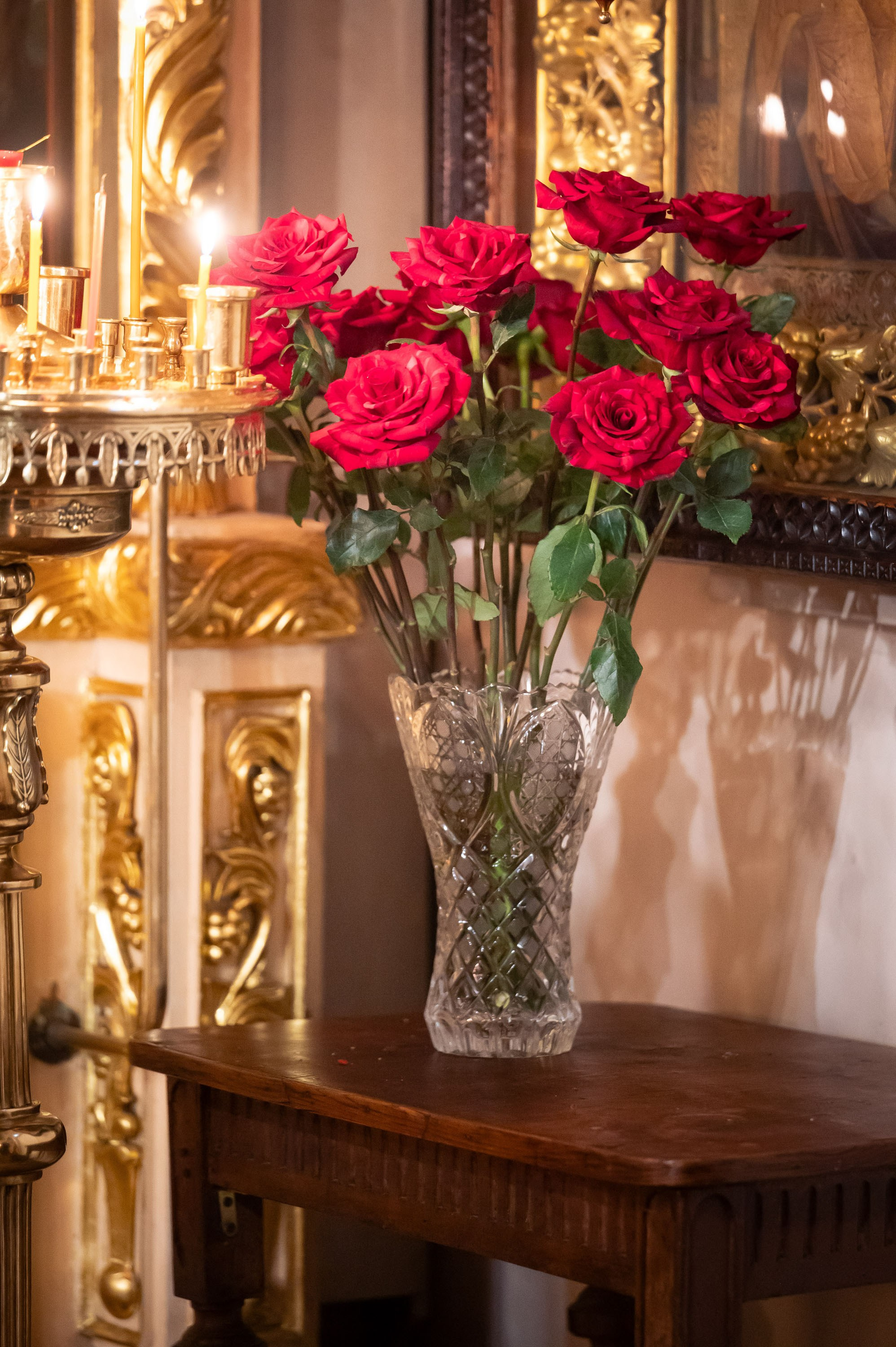 Храм Преображения Господня в Богородском. Цветы на Пасху. Антон и Татьяна Денисенко — В храме