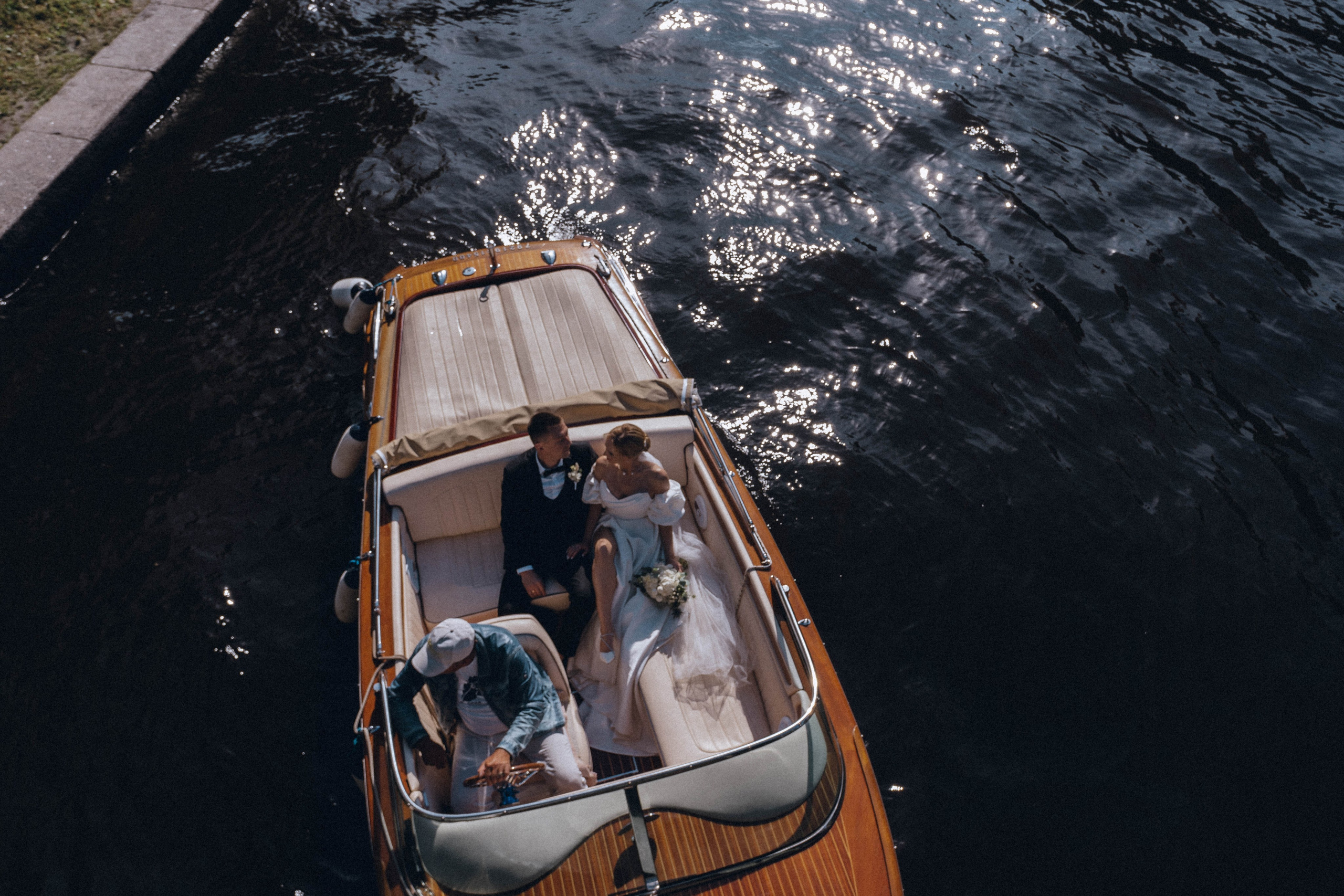 СВАДЕНБНАЯ СЬЕМКА НА КАТЕРЕ ПО КАНАЛАМ САНКТ-ПЕТЕРБУРГА И В АКВАТОРИИ НЕВЫ. Профессиональный фотограф, Санкт-Петербург — Виктория Богомолова