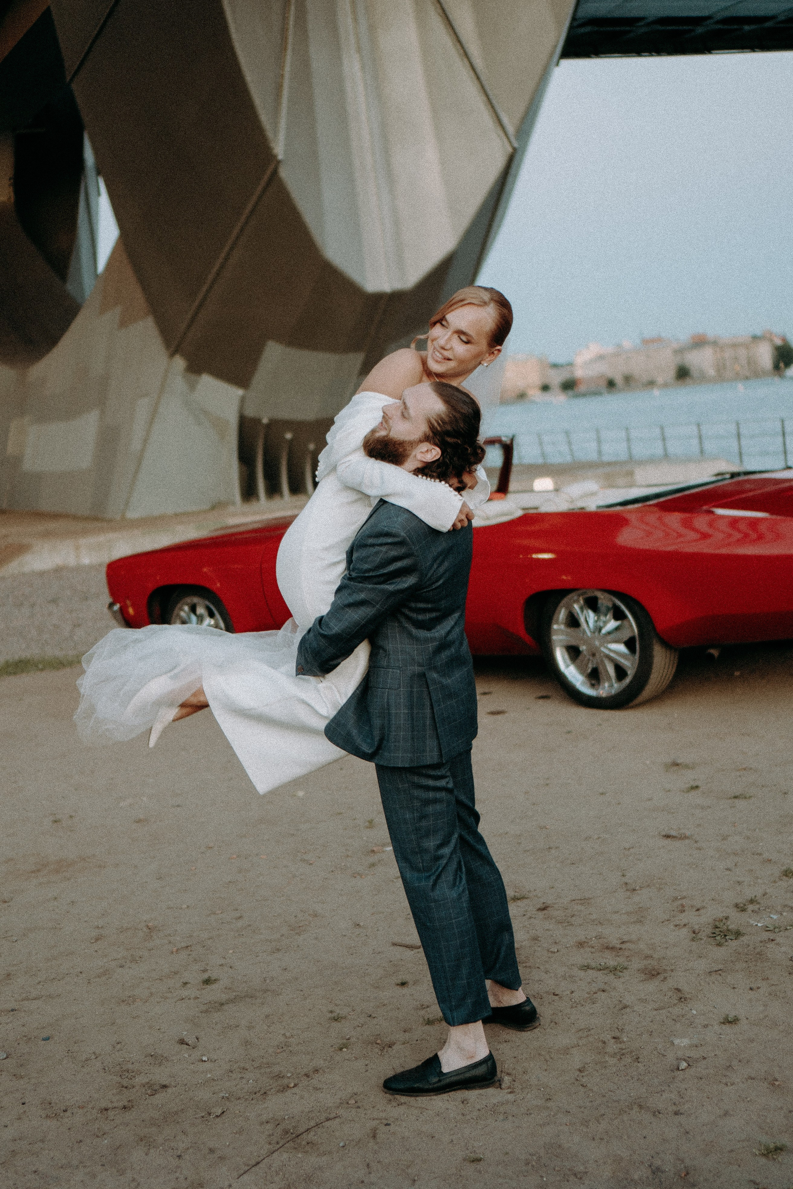 СВАДЕБНАЯ СЬЕМКА ВОЗЛЕ МСОТА БЕТАНКУРА НА КАБРИОЛЕТЕ. Профессиональный фотограф, Санкт-Петербург — Виктория Богомолова