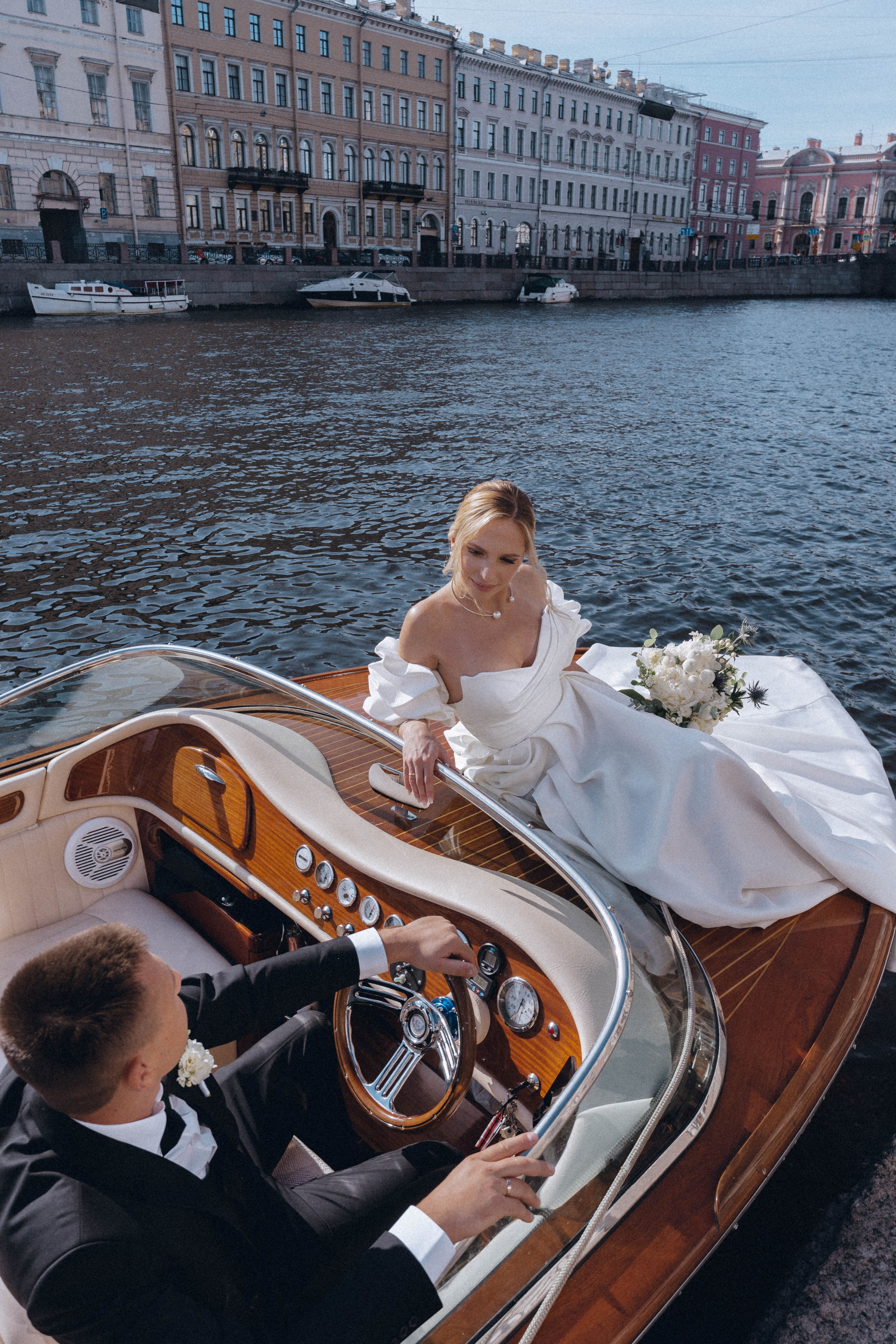 СВАДЕНБНАЯ СЬЕМКА НА КАТЕРЕ ПО КАНАЛАМ САНКТ-ПЕТЕРБУРГА И В АКВАТОРИИ НЕВЫ. Профессиональный фотограф, Санкт-Петербург — Виктория Богомолова