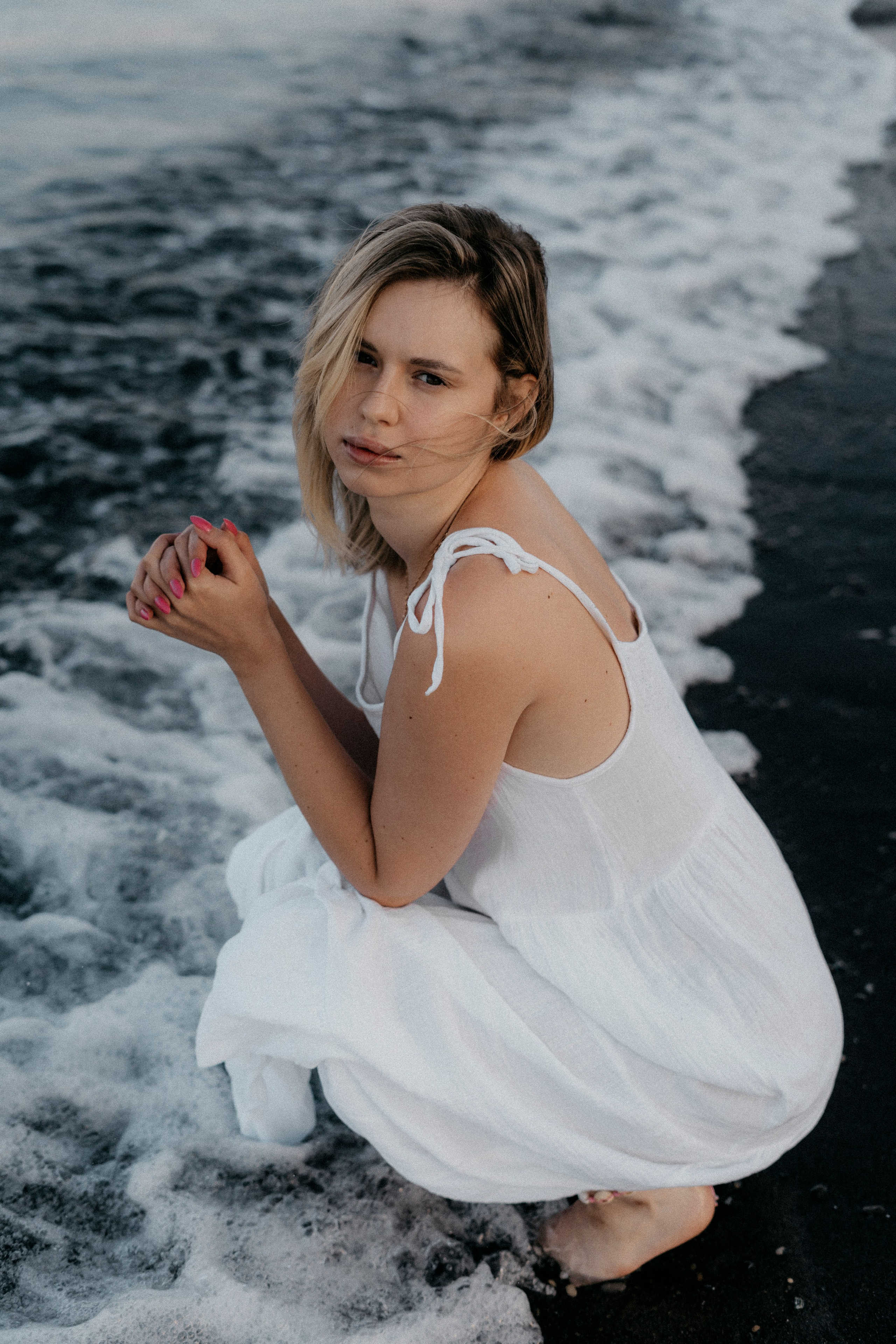 Девушка в белом платье на фоне моря