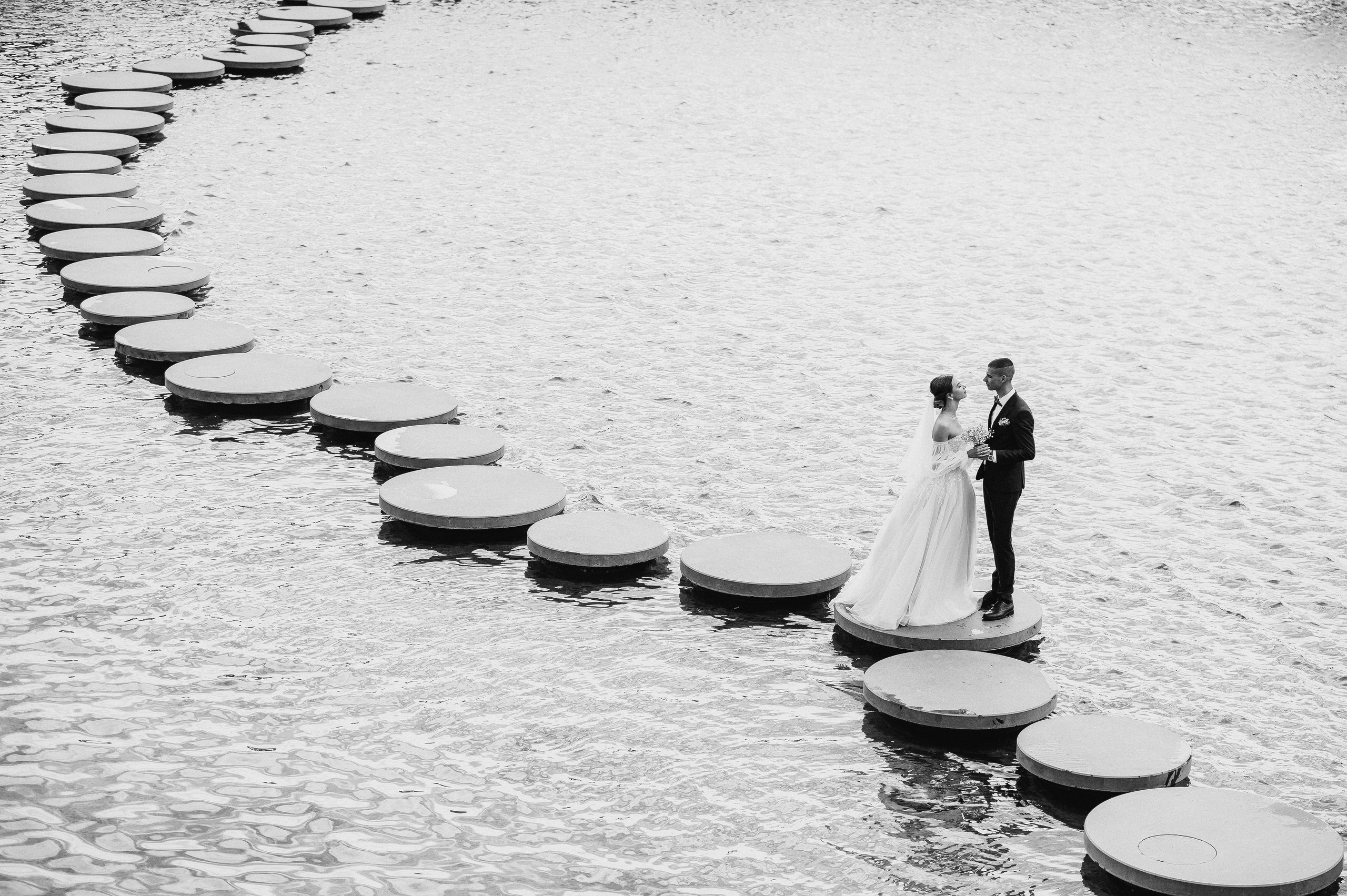 Свадебное утро и прогулка красивой яркой пары. Свадебный и семейный фотограф в Симферополе Дарья Маркова